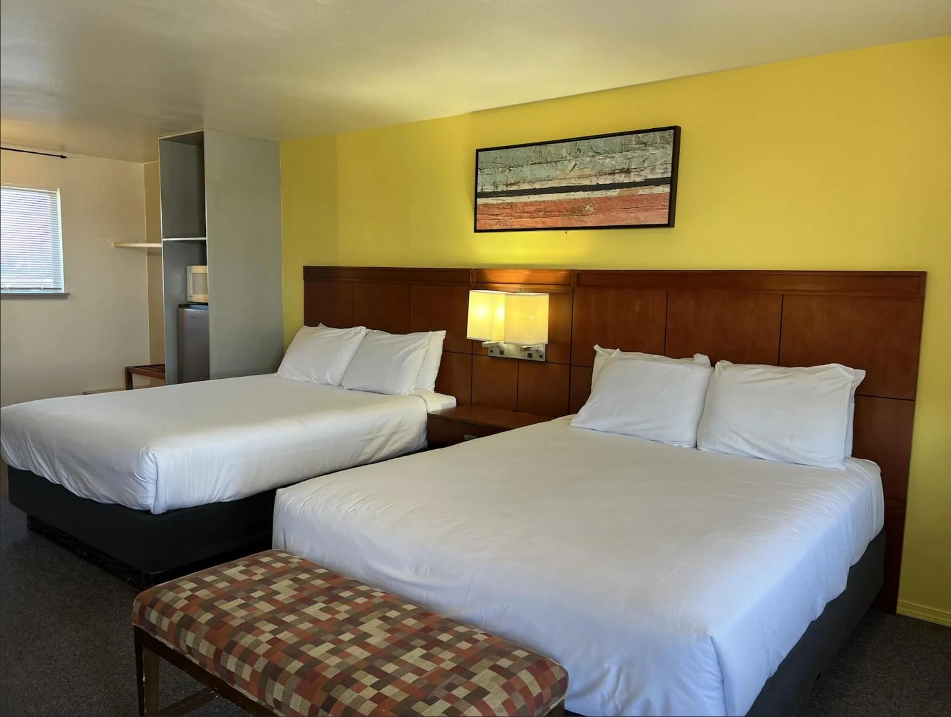 Bed in Lakeshore Inn Water Front