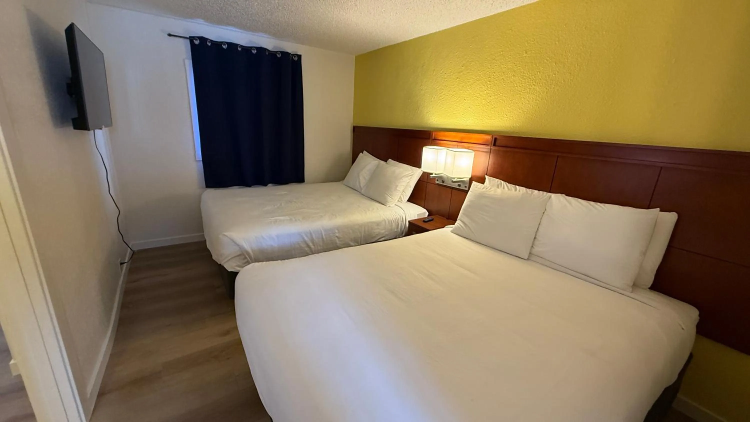 Bed in Lakeshore Inn Water Front