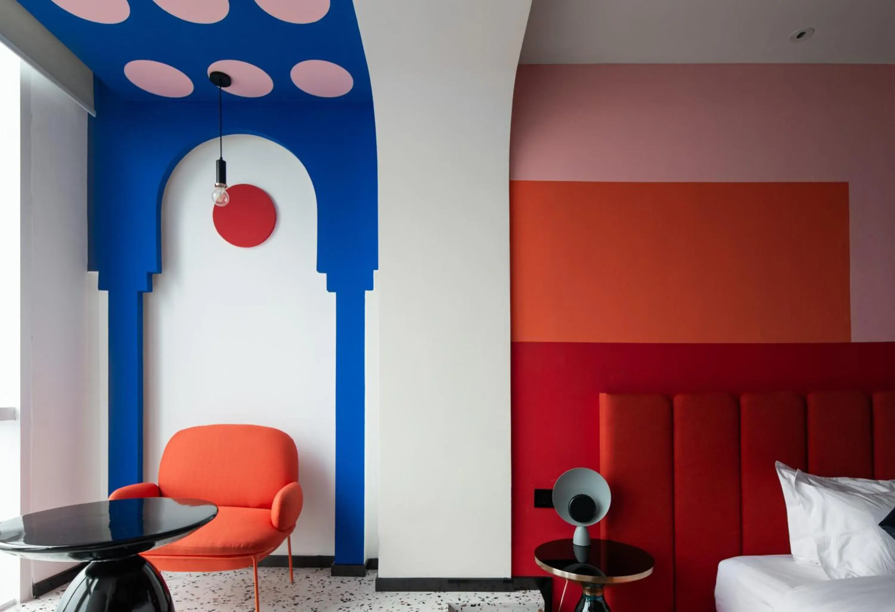 Seating area, Bed in ReVia Skyline River View Hotel Chongging Seating area, Bed in ReVia Skyline River View Hotel Chongging