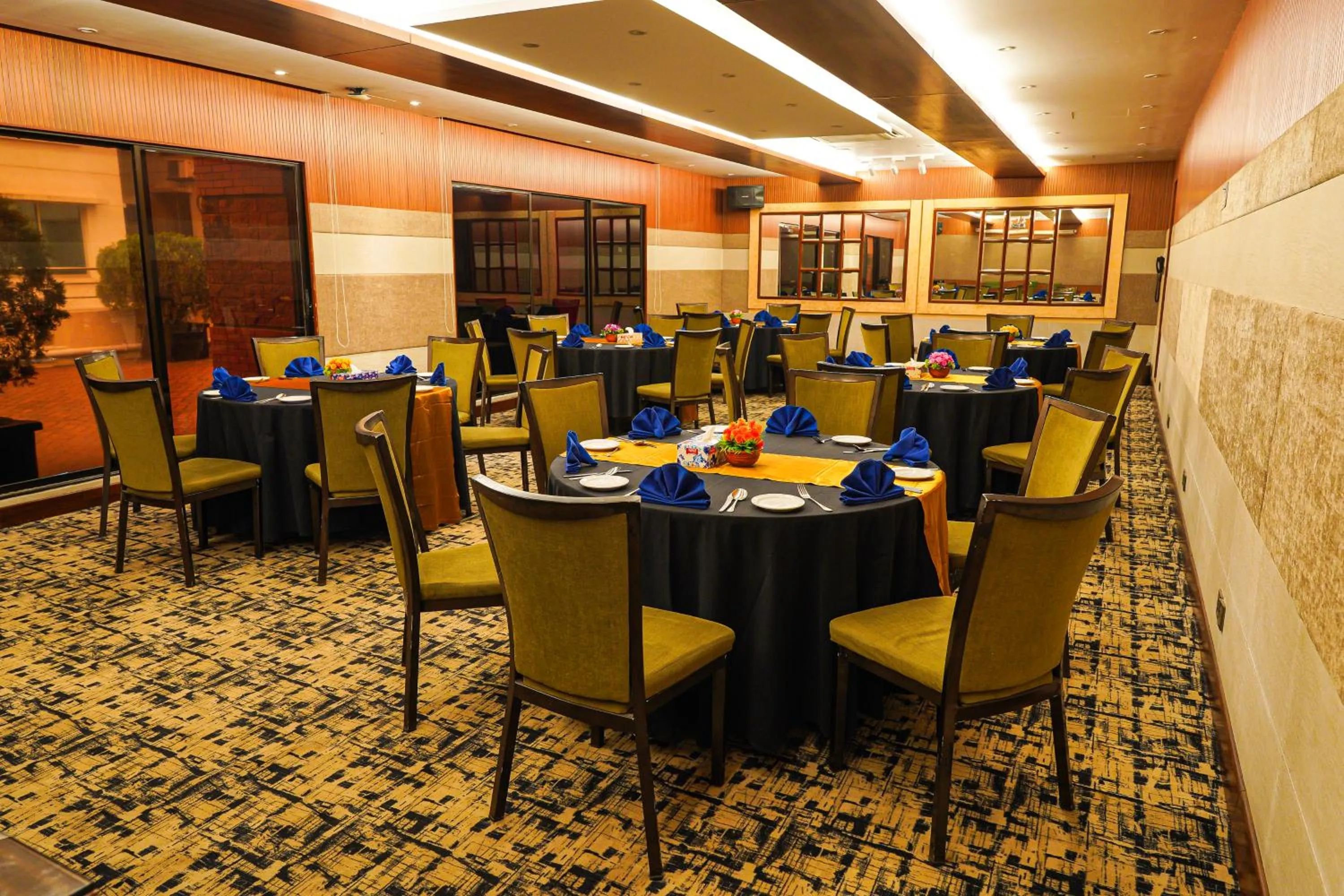 Restaurant/places to eat in Royal Park Residence Hotel