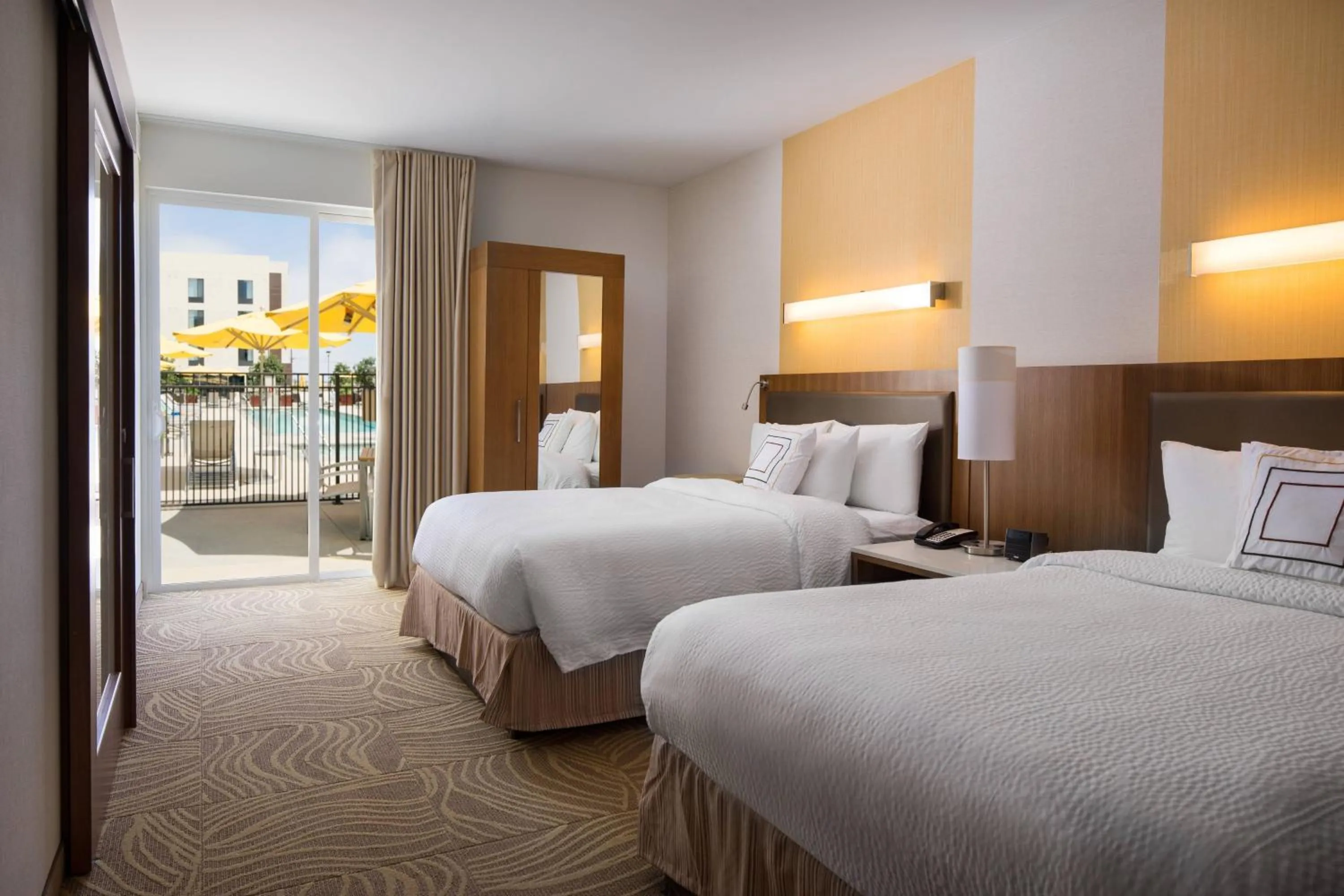 Swimming pool, Bed in SpringHill Suites by Marriott Los Angeles Burbank/Downtown