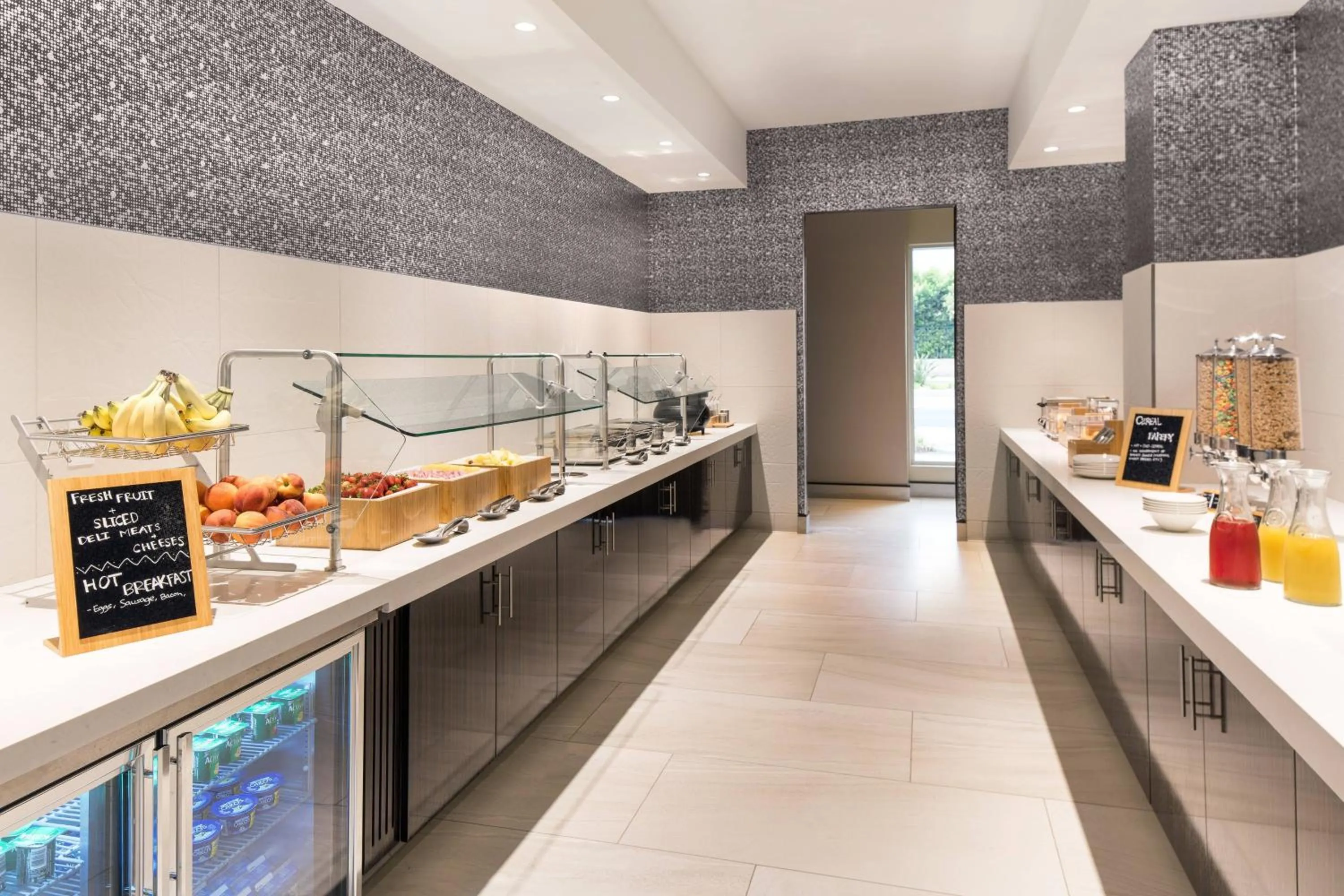 Breakfast in SpringHill Suites by Marriott Los Angeles Burbank/Downtown