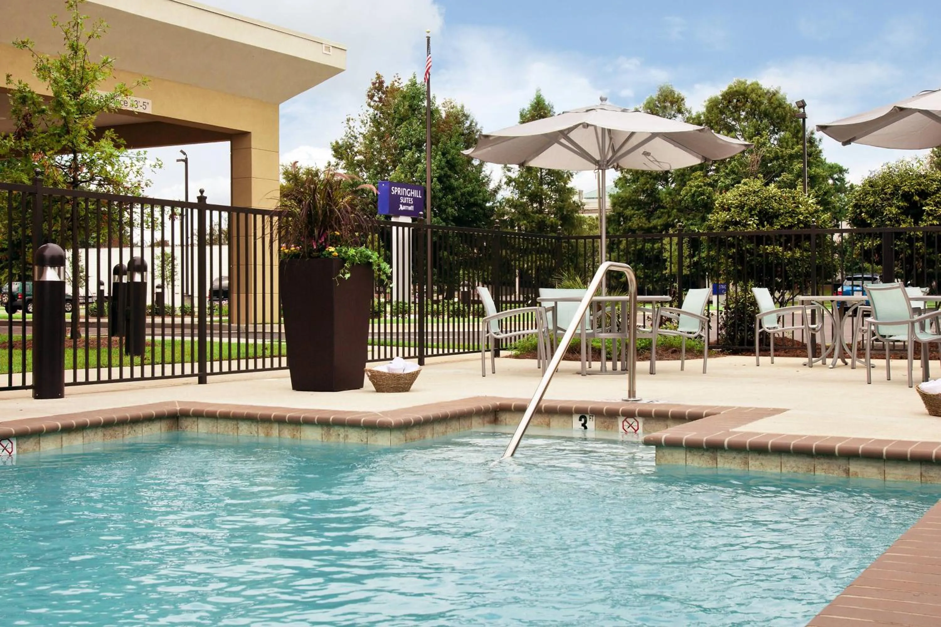 Swimming pool in SpringHill Suites by Marriott Mobile West
