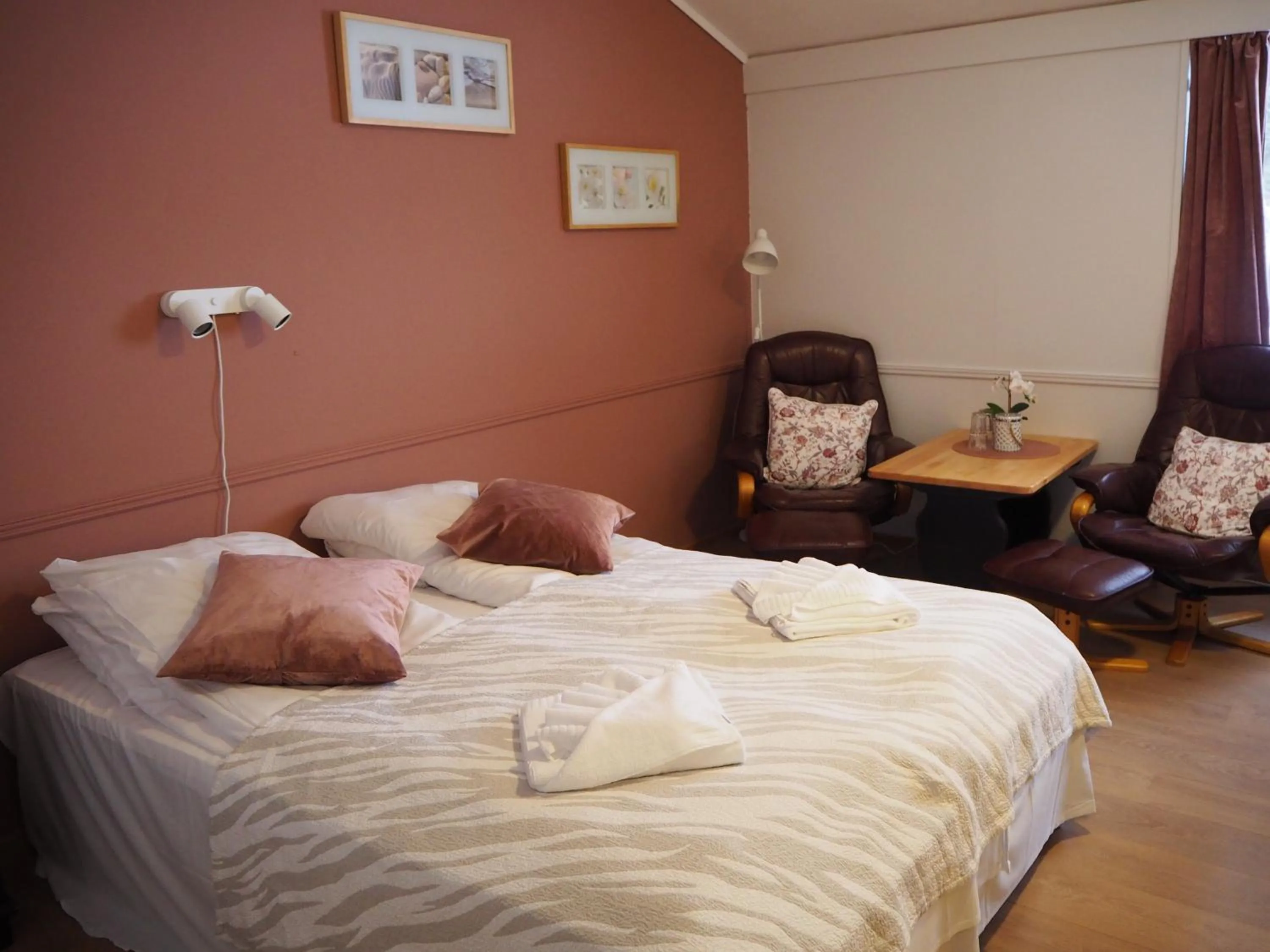 Seating area, Bed in Stor-Elvdal Hotell