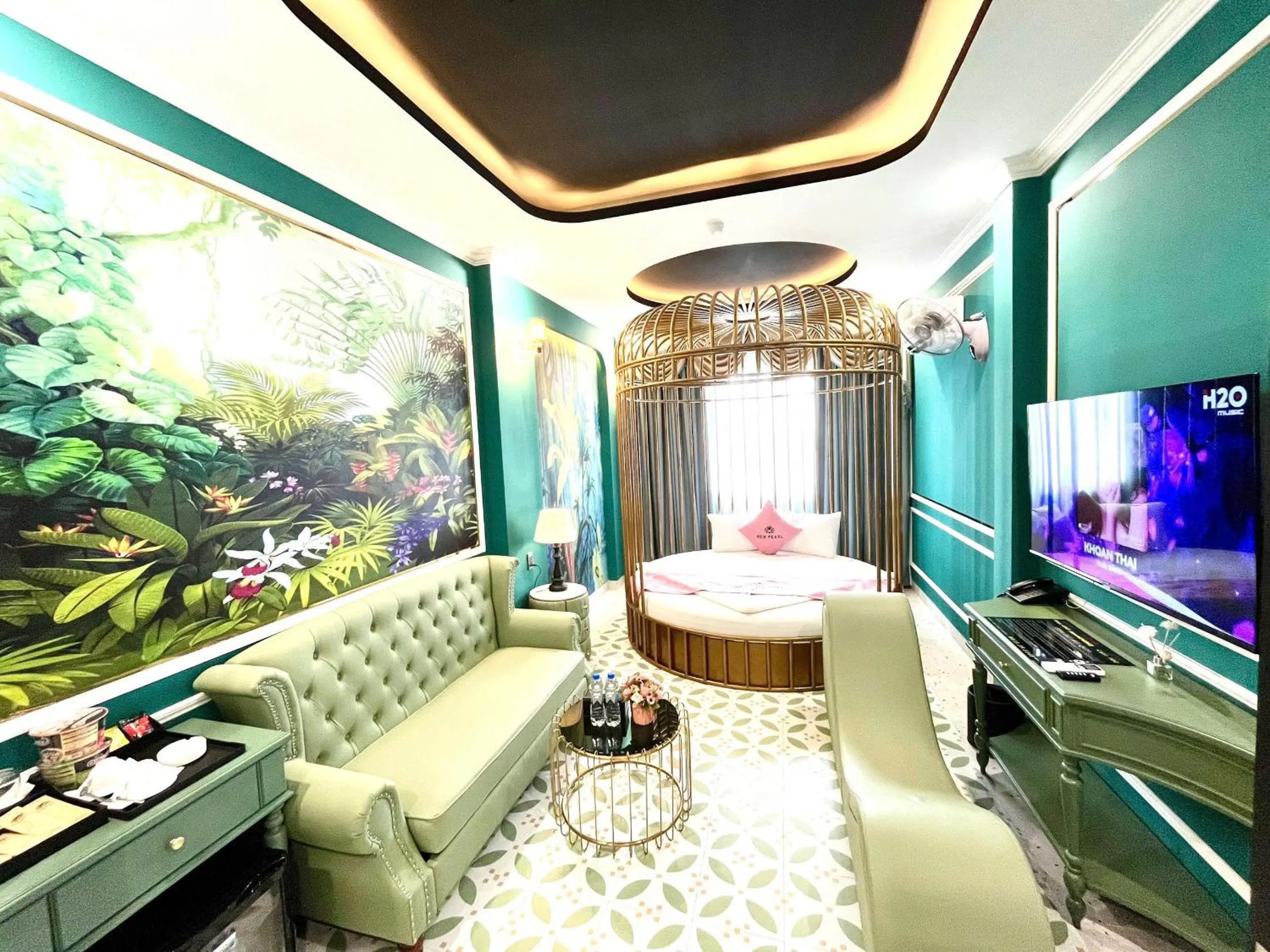 Kitchen or kitchenette, Bed in New Pearl Hotel HCM