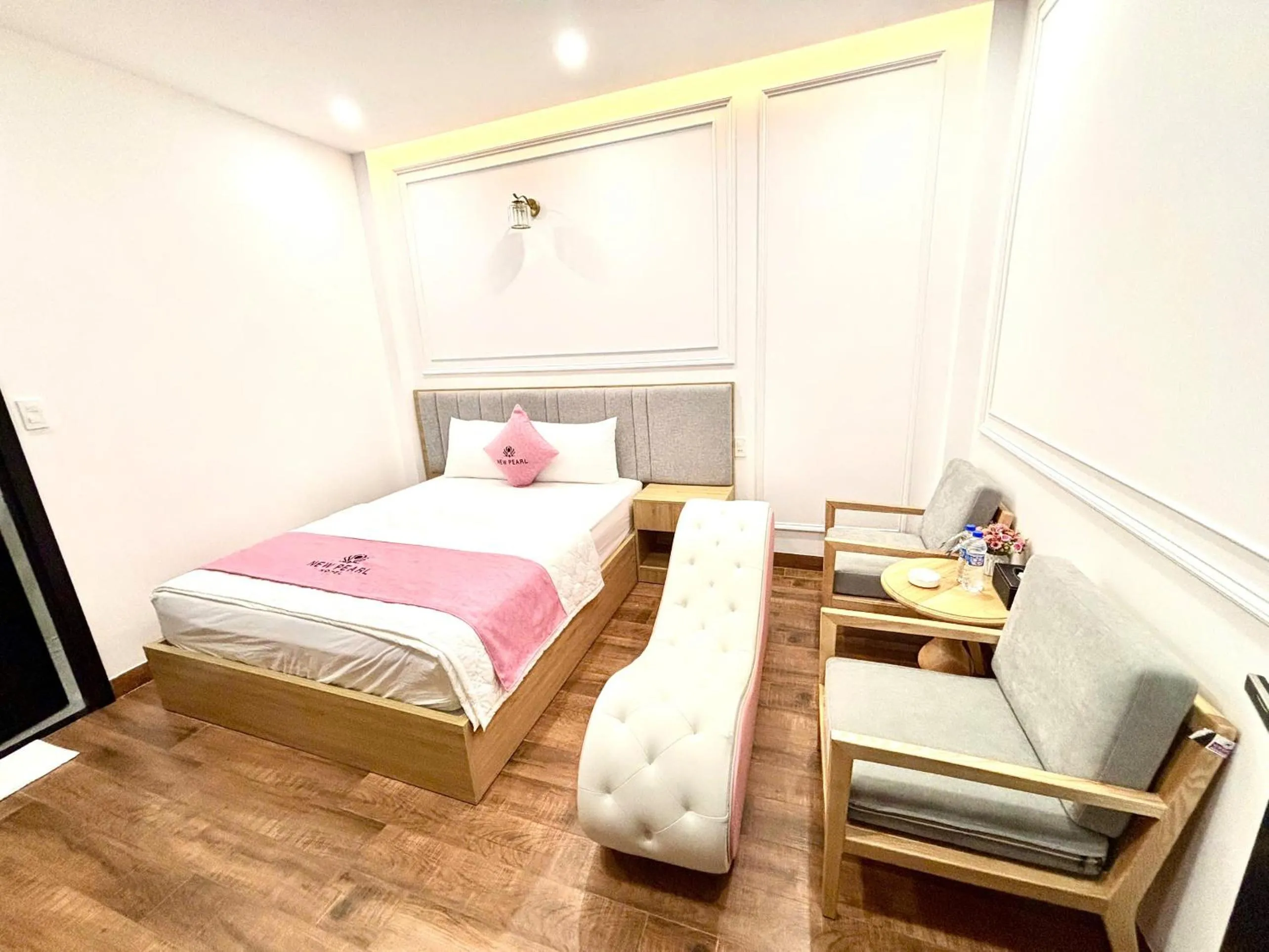 Dining area, Bed in New Pearl Hotel HCM