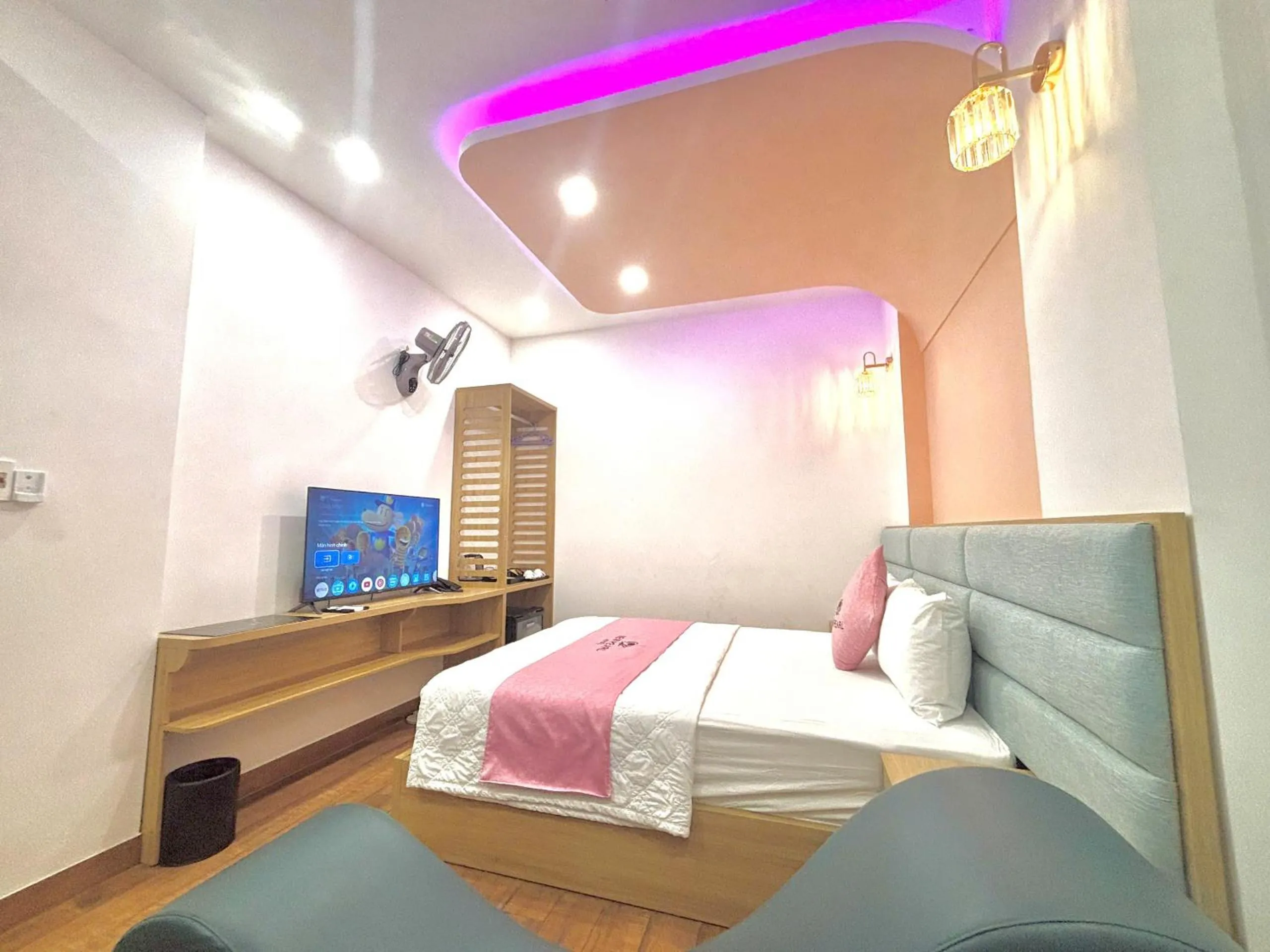 Communal lounge/ TV room, Bed in New Pearl Hotel HCM