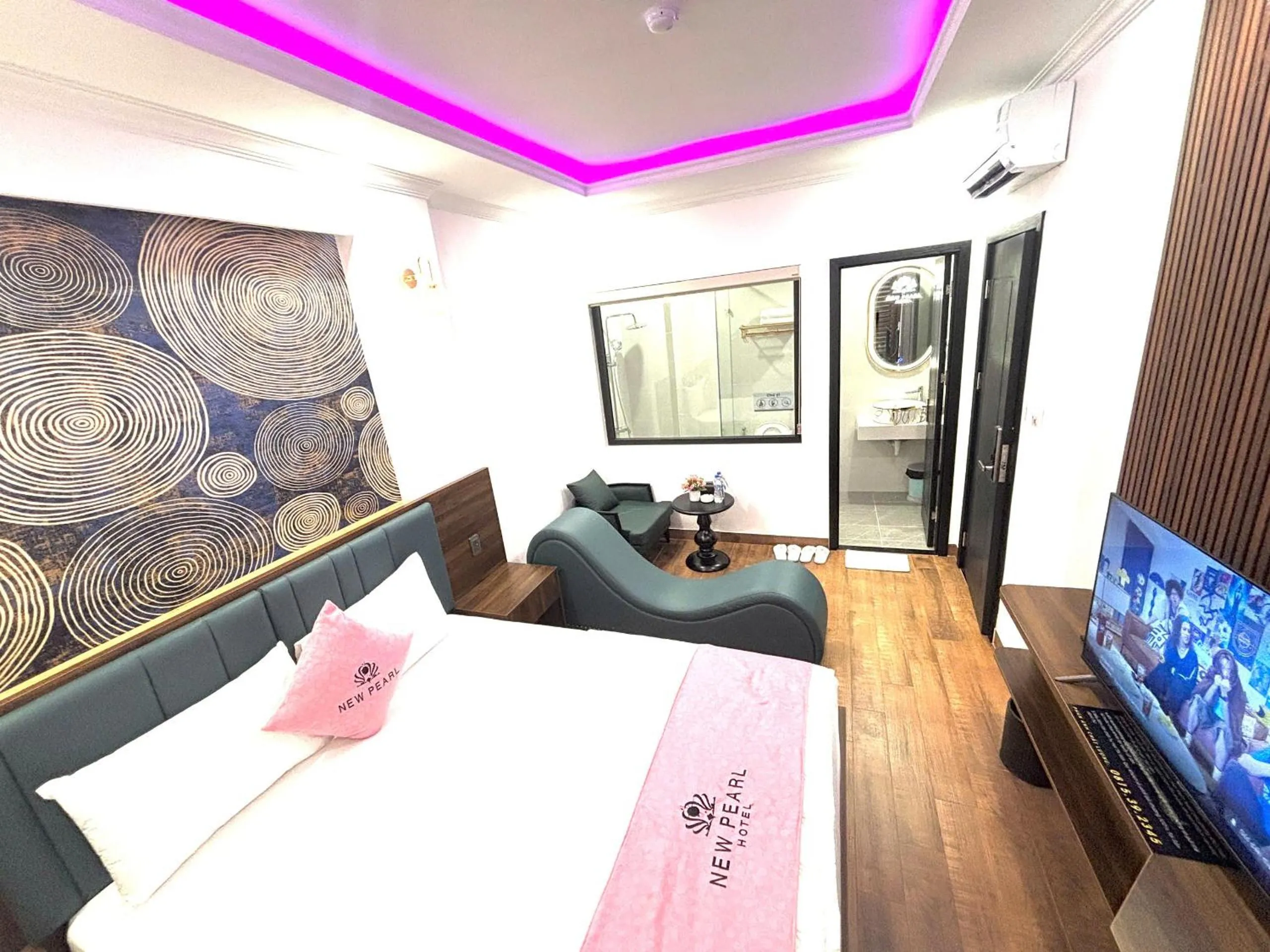 Communal lounge/ TV room, Bed in New Pearl Hotel HCM