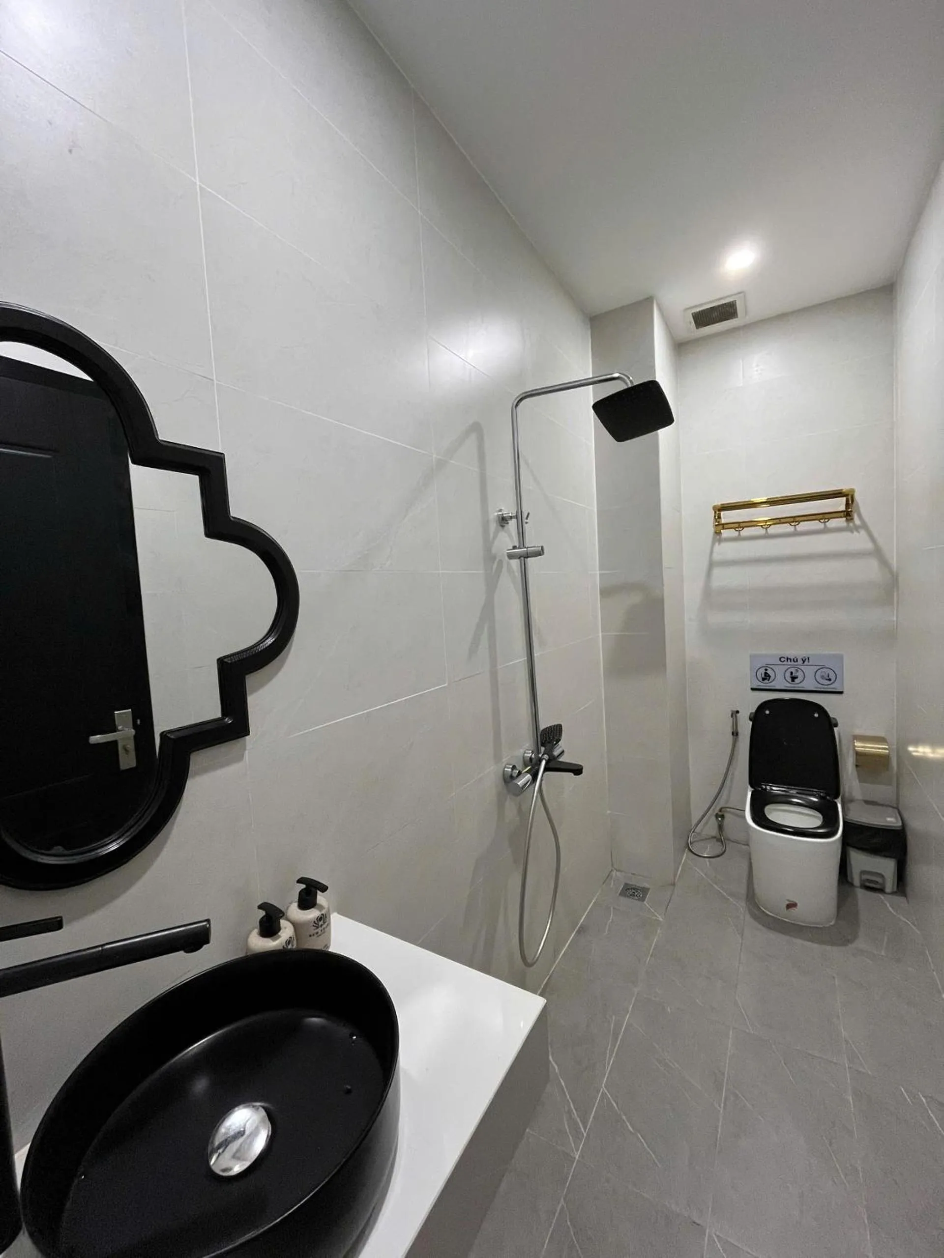 Shower in New Pearl Hotel HCM