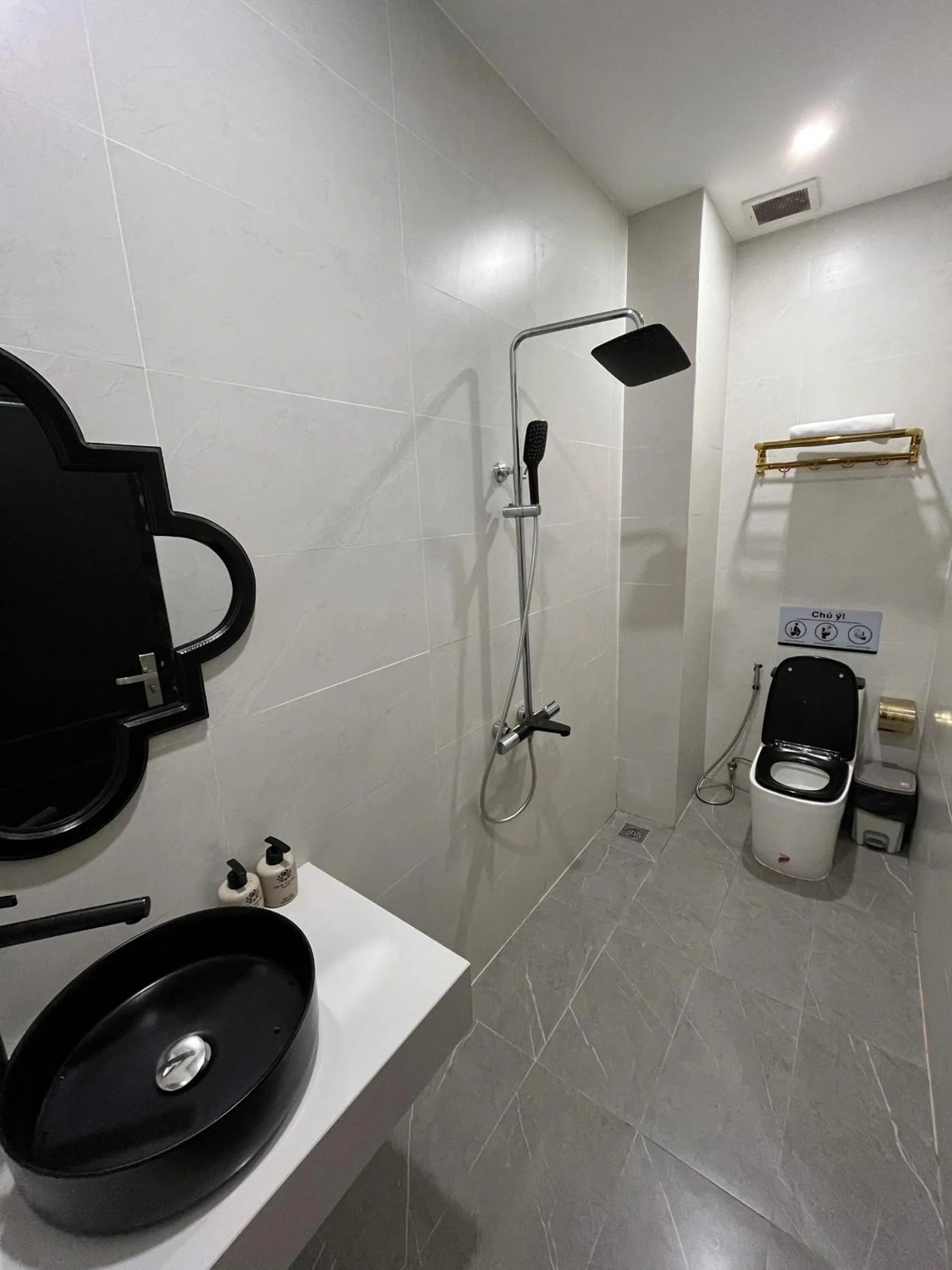Shower in New Pearl Hotel HCM