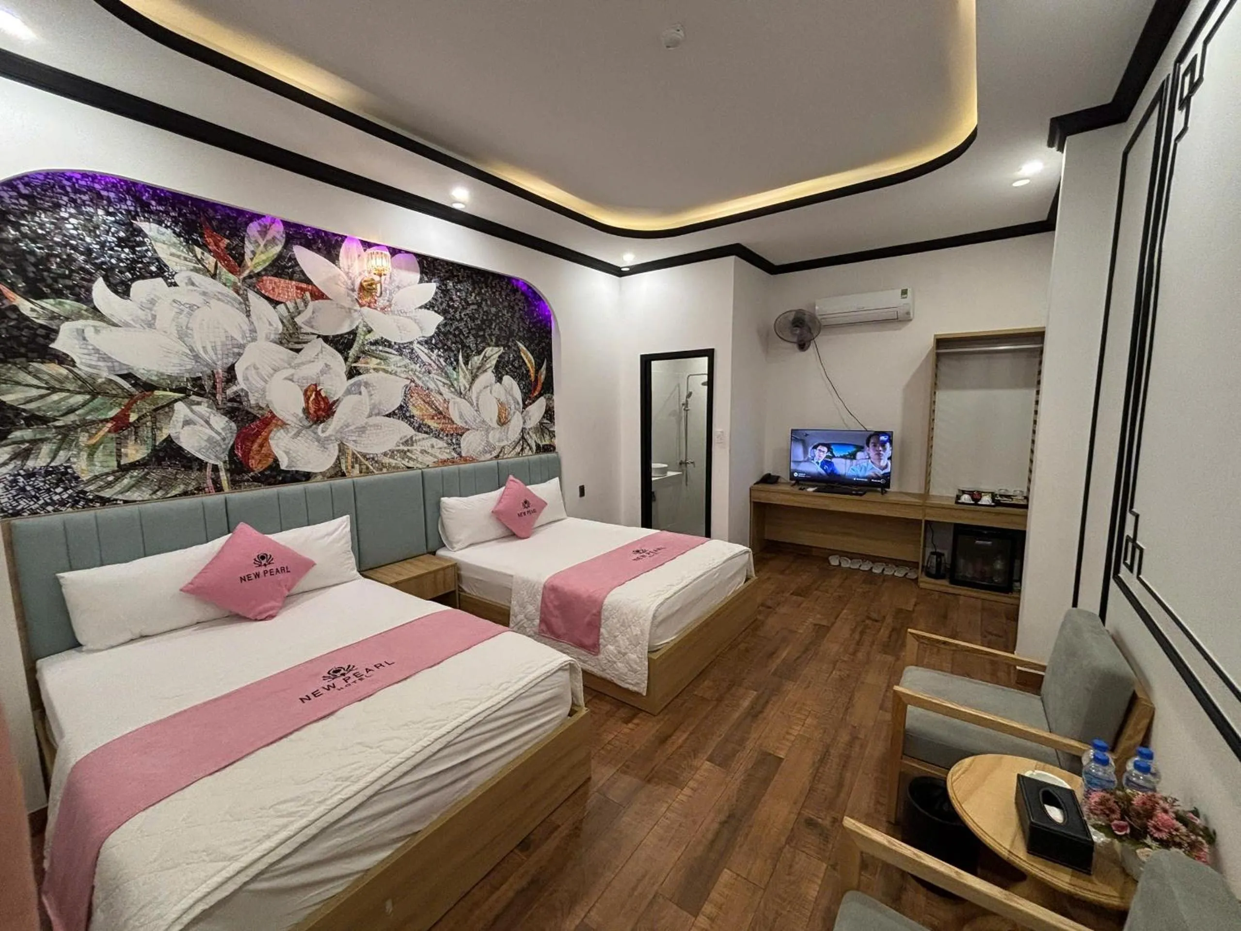Dining area, Bed in New Pearl Hotel HCM