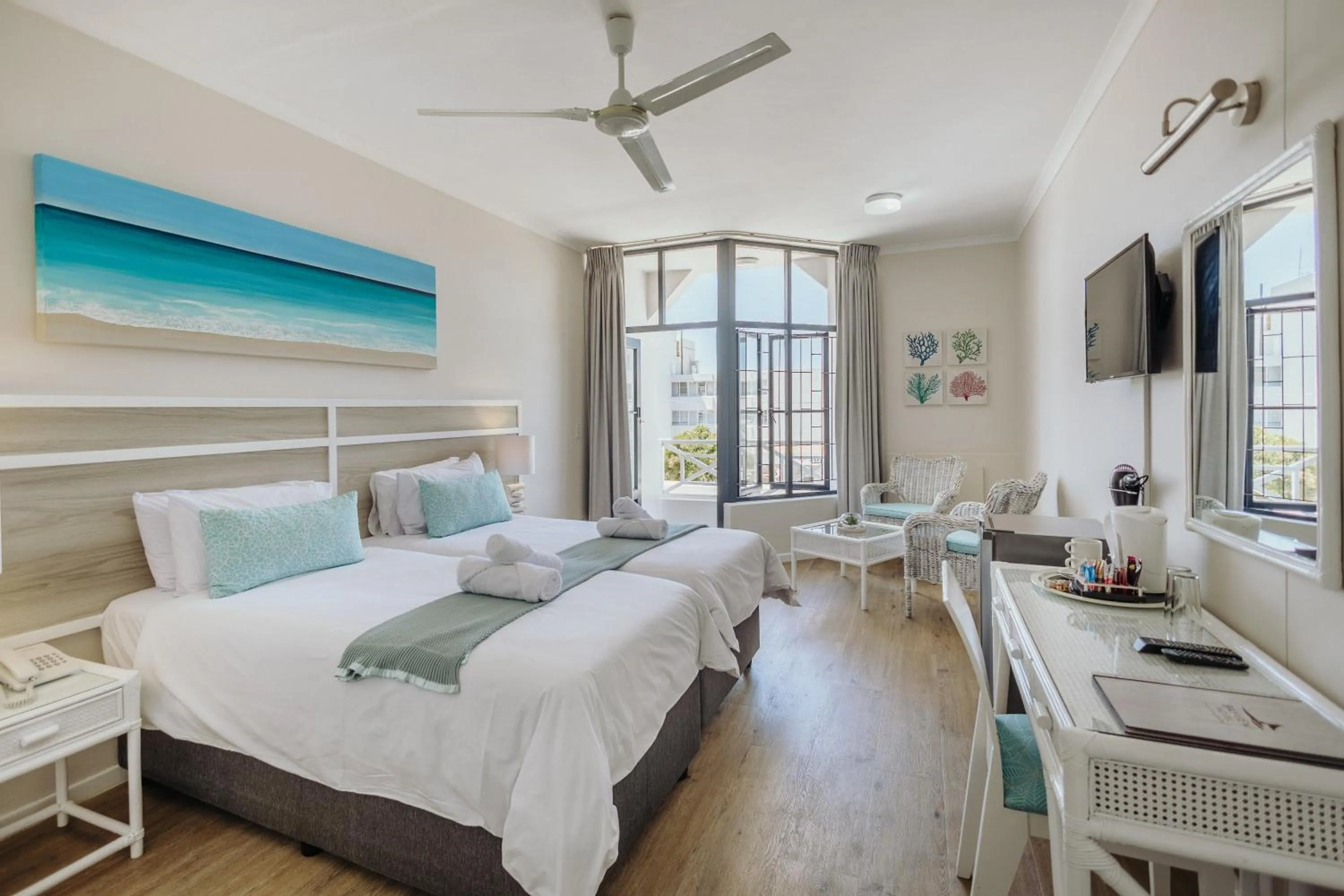 Photo of the whole room, Bed in Bayview Hotel