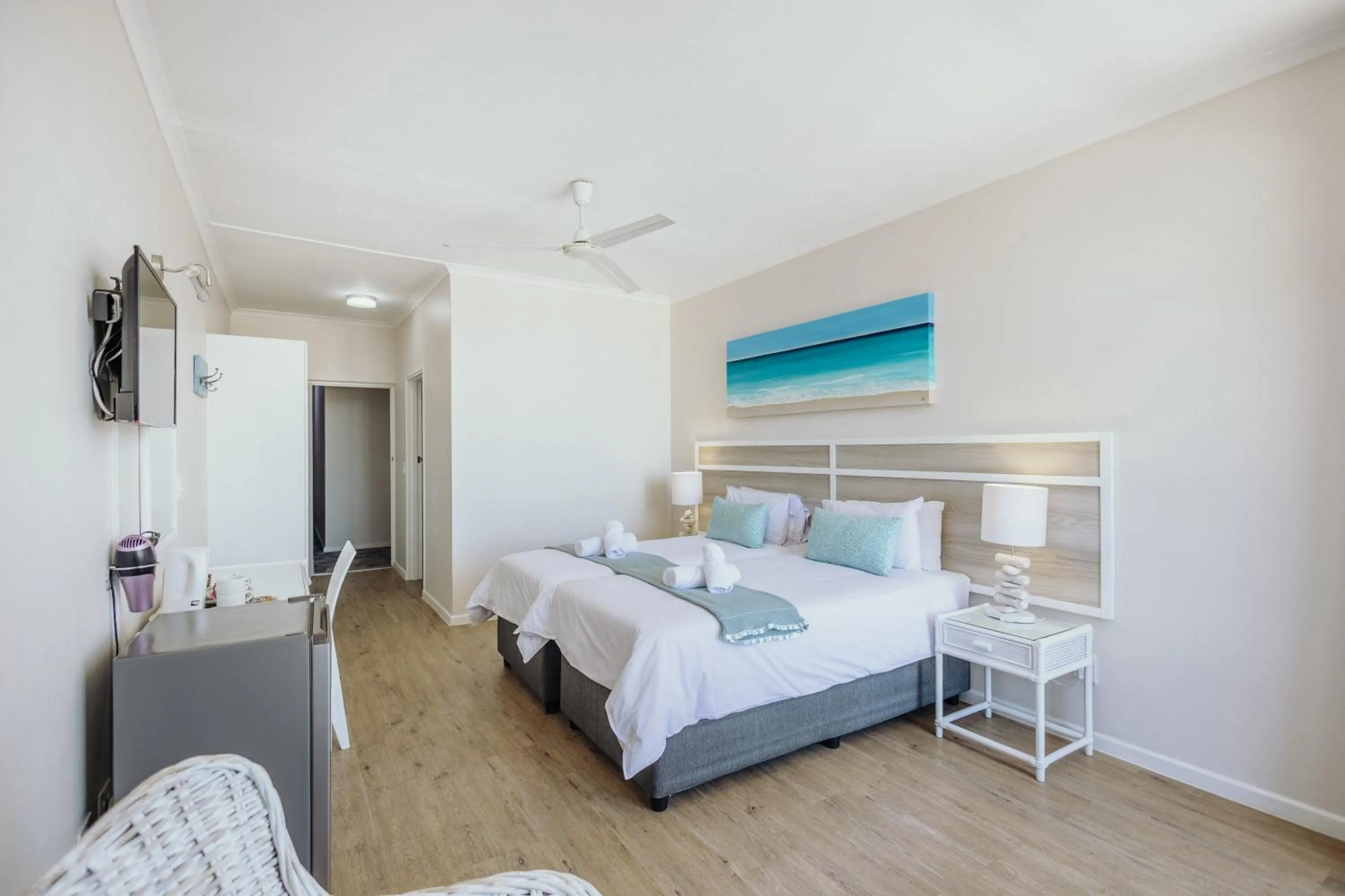 Bedroom, Bed in Bayview Hotel