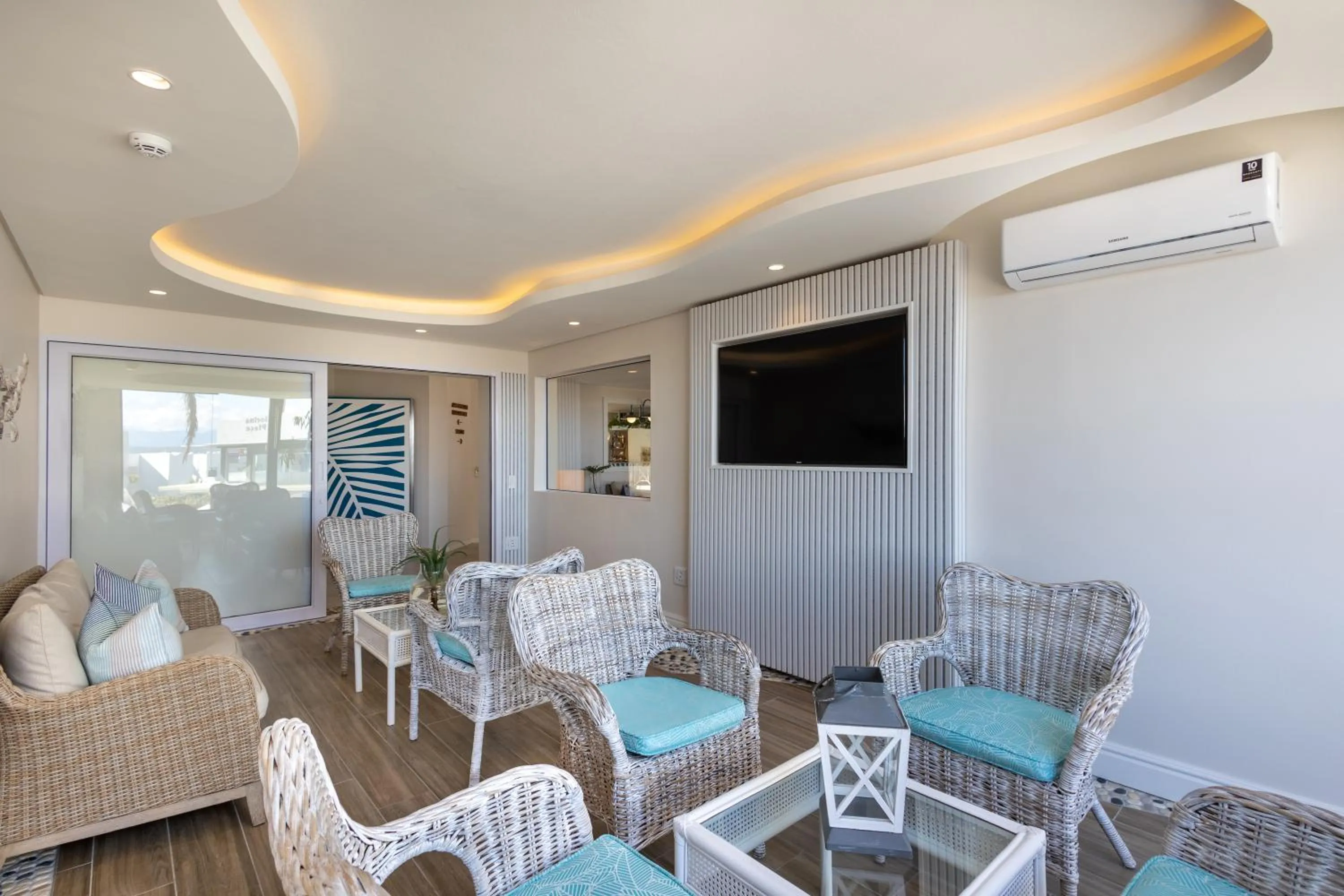 Communal lounge/ TV room in Bayview Hotel