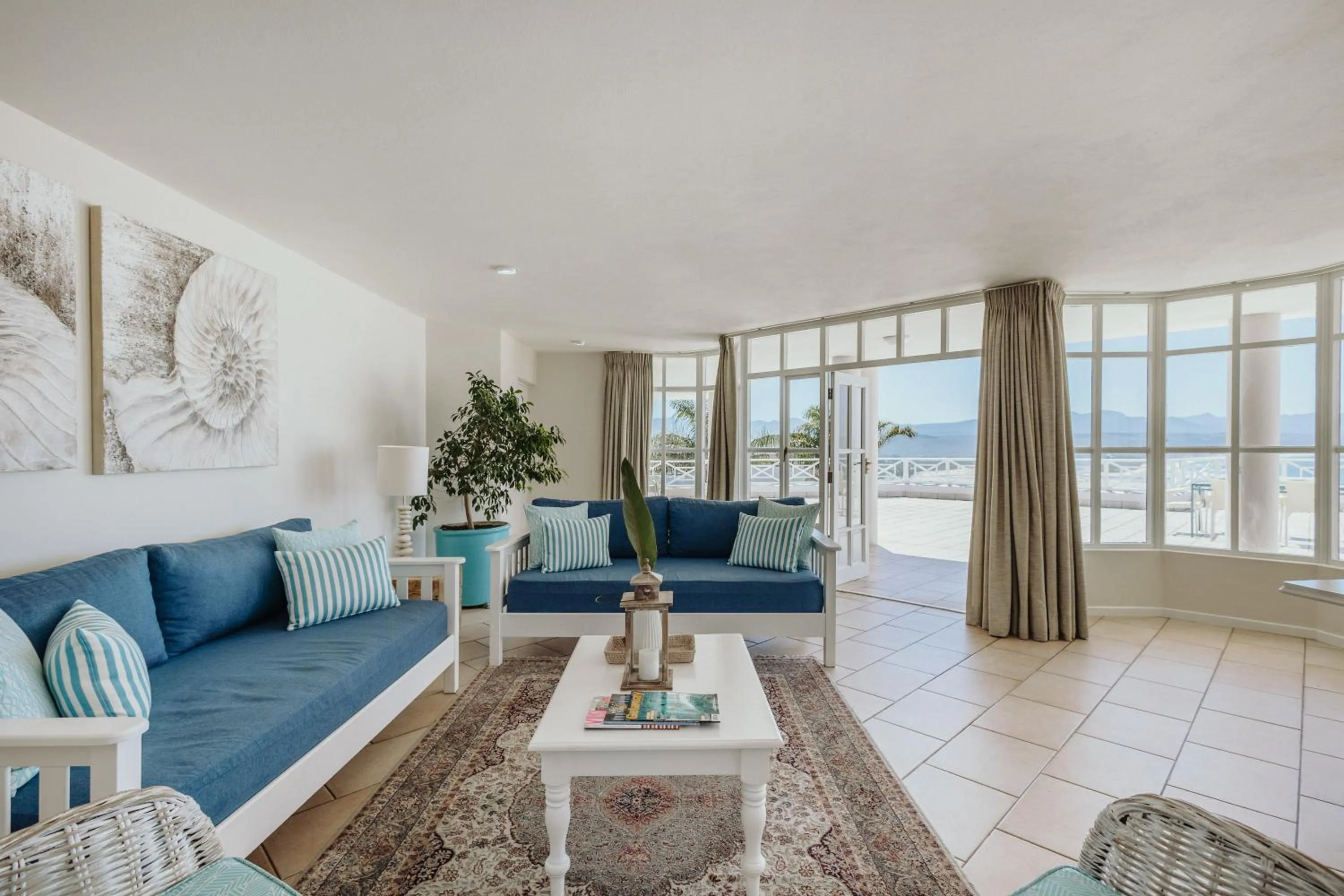 Living room in Bayview Hotel