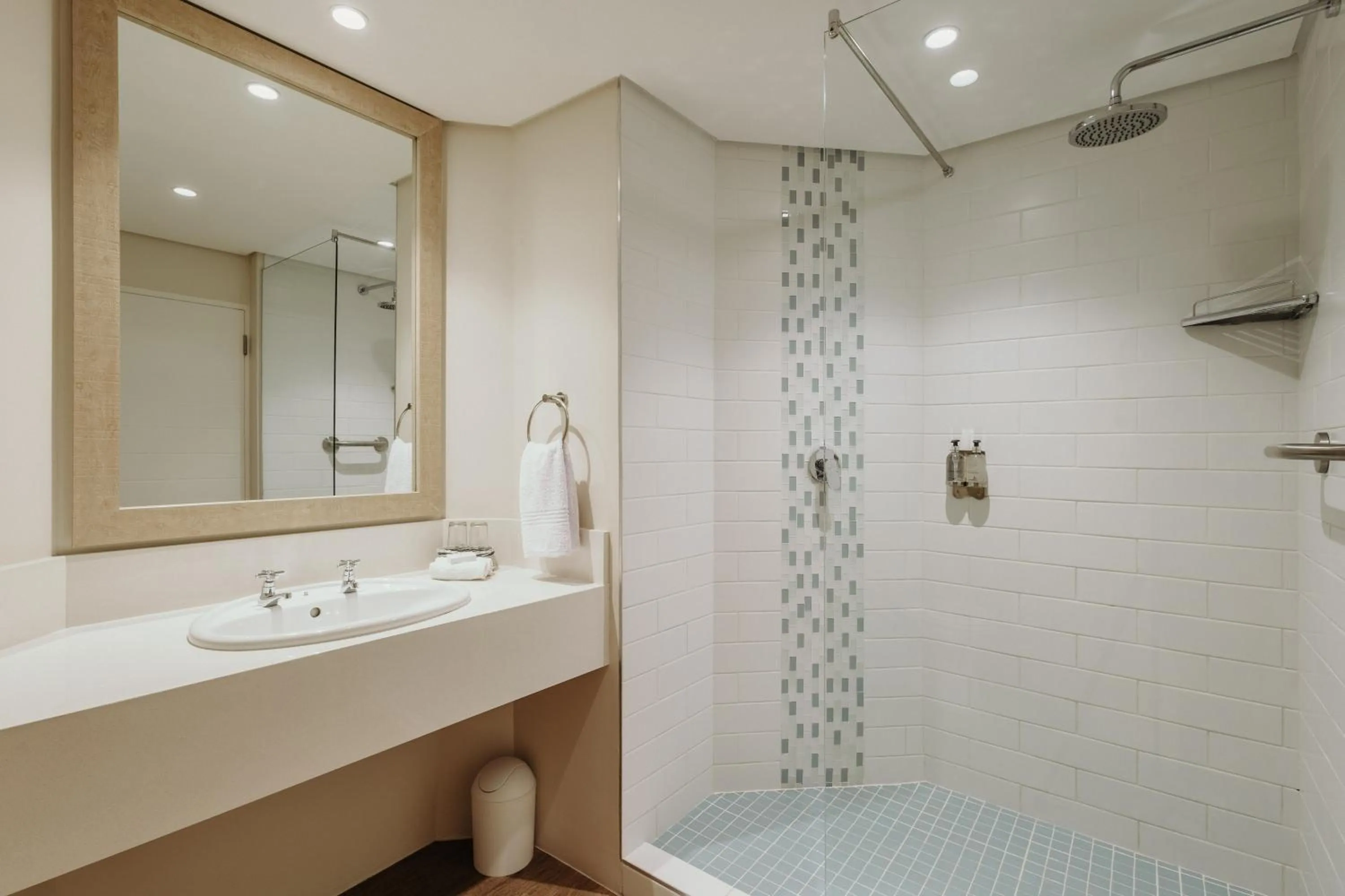 Shower in Bayview Hotel