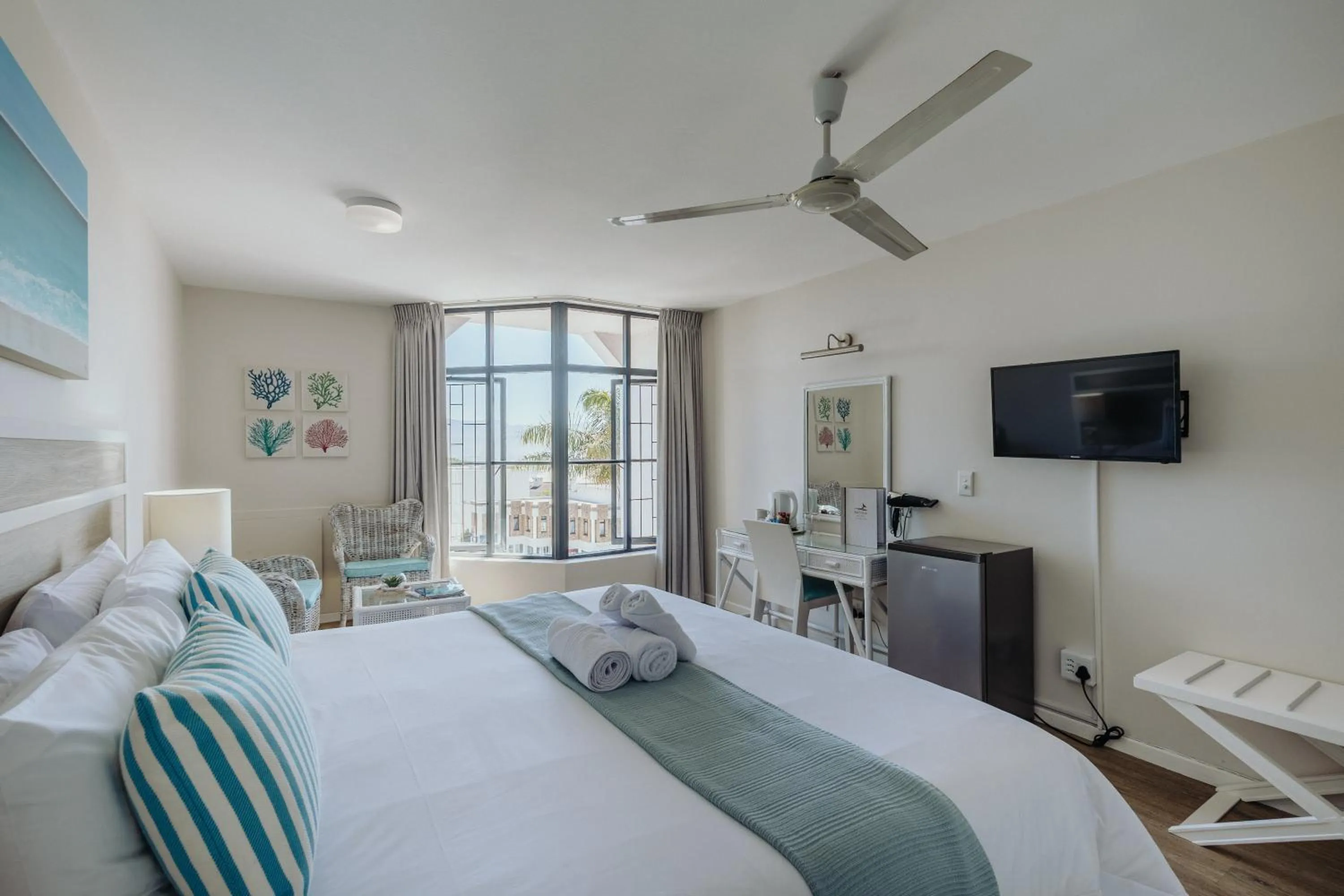 Bedroom, Bed in Bayview Hotel