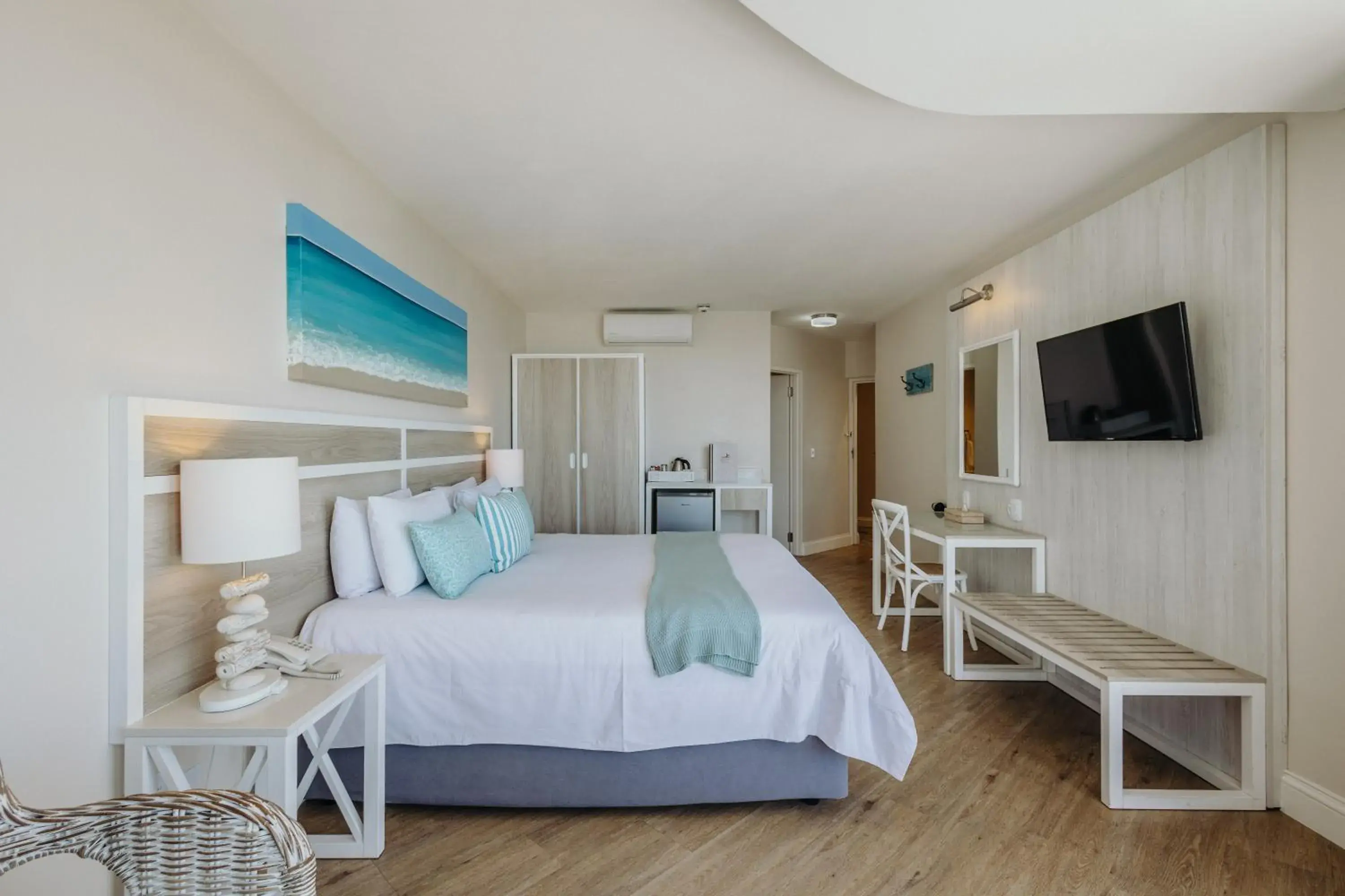 Photo of the whole room, Bed in Bayview Hotel Photo of the whole room, Bed in Bayview Hotel