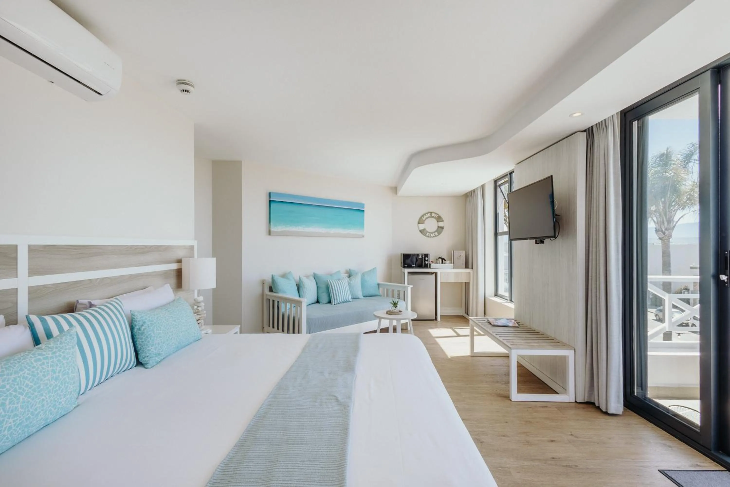 Photo of the whole room, Bed in Bayview Hotel