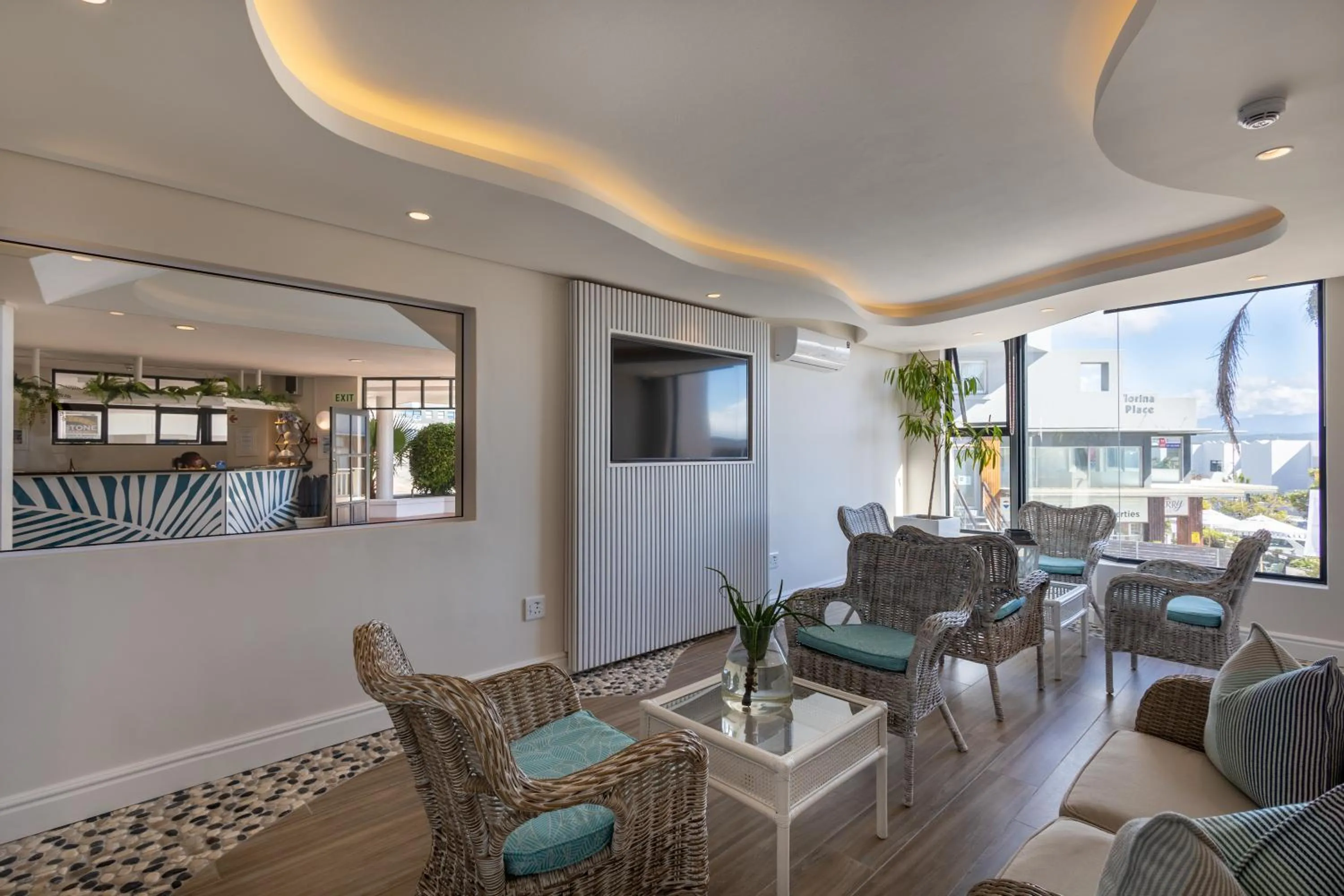 Communal lounge/ TV room in Bayview Hotel