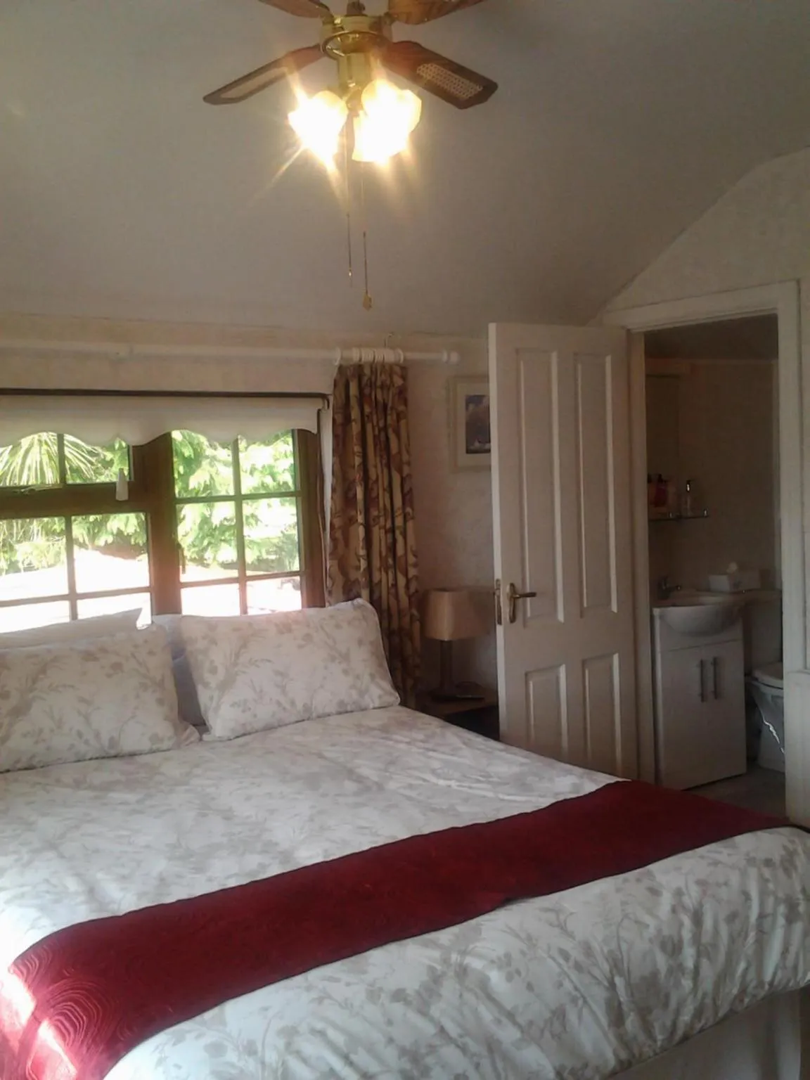 Photo of the whole room, Bed in Sea Lodge B&B