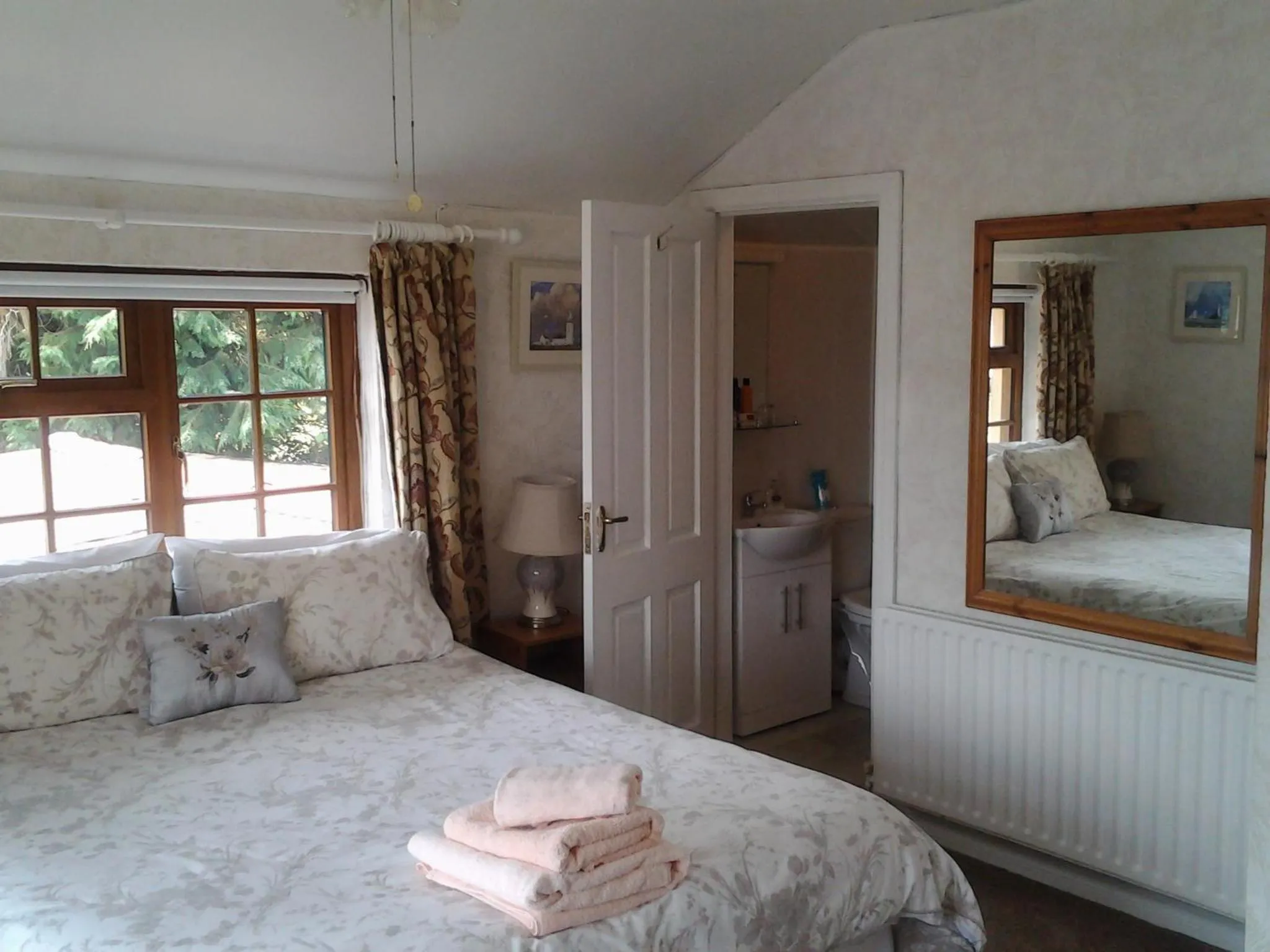 Photo of the whole room, Bed in Sea Lodge B&B