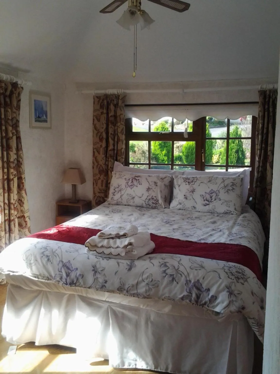 Photo of the whole room, Bed in Sea Lodge B&B
