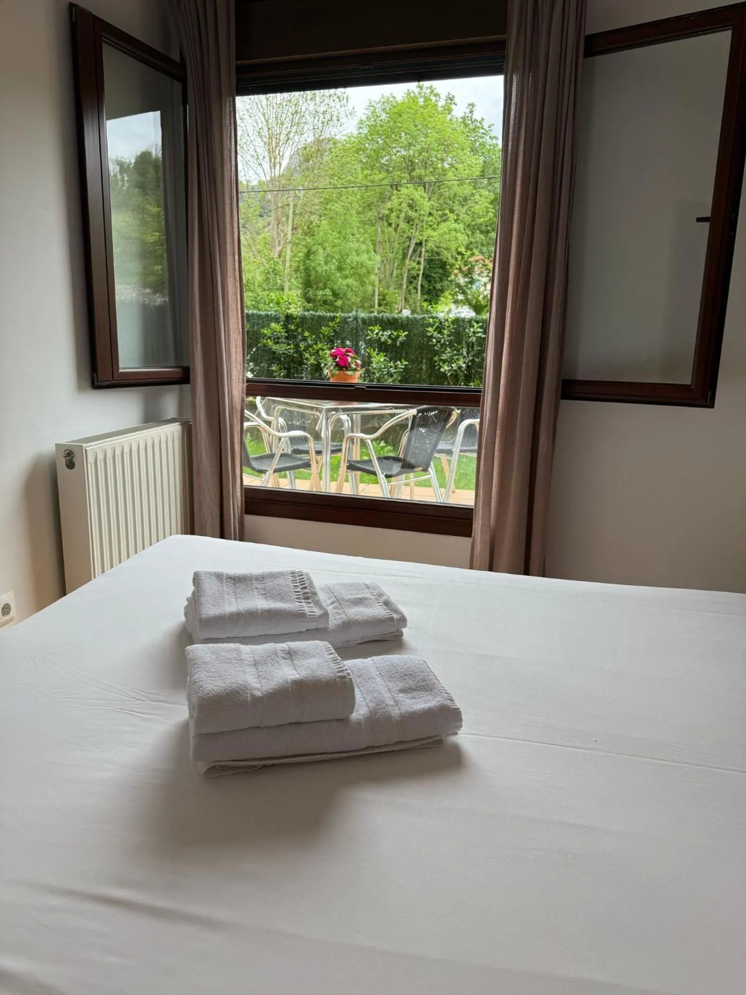 Text overlay, Bed in Apartamentos El Caxigu