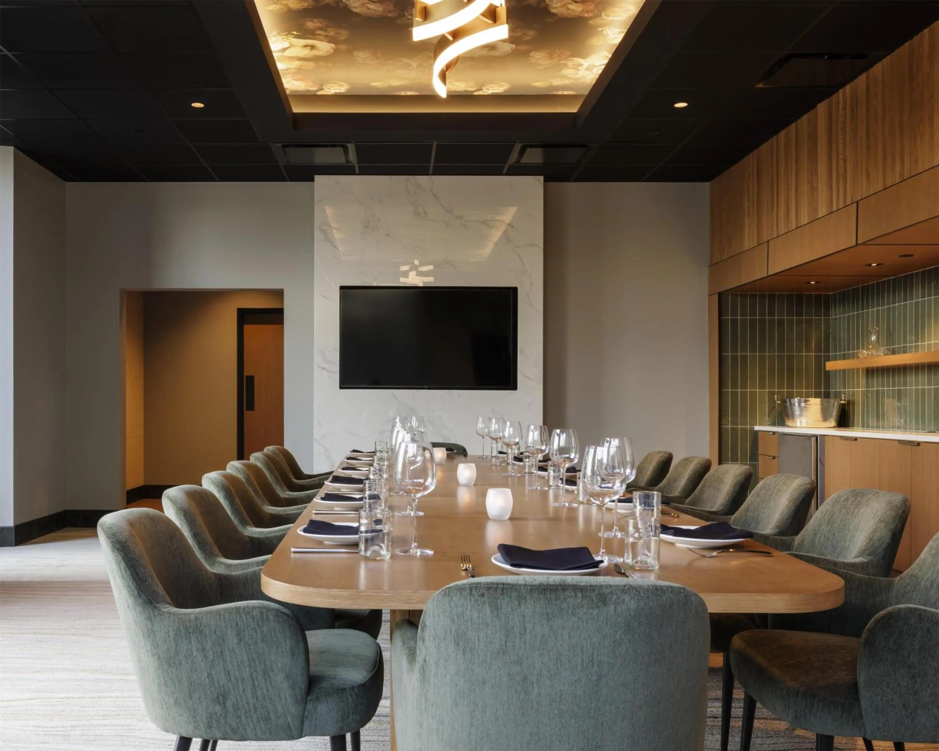 Restaurant/places to eat in Hilton Arlington Rosslyn The Key