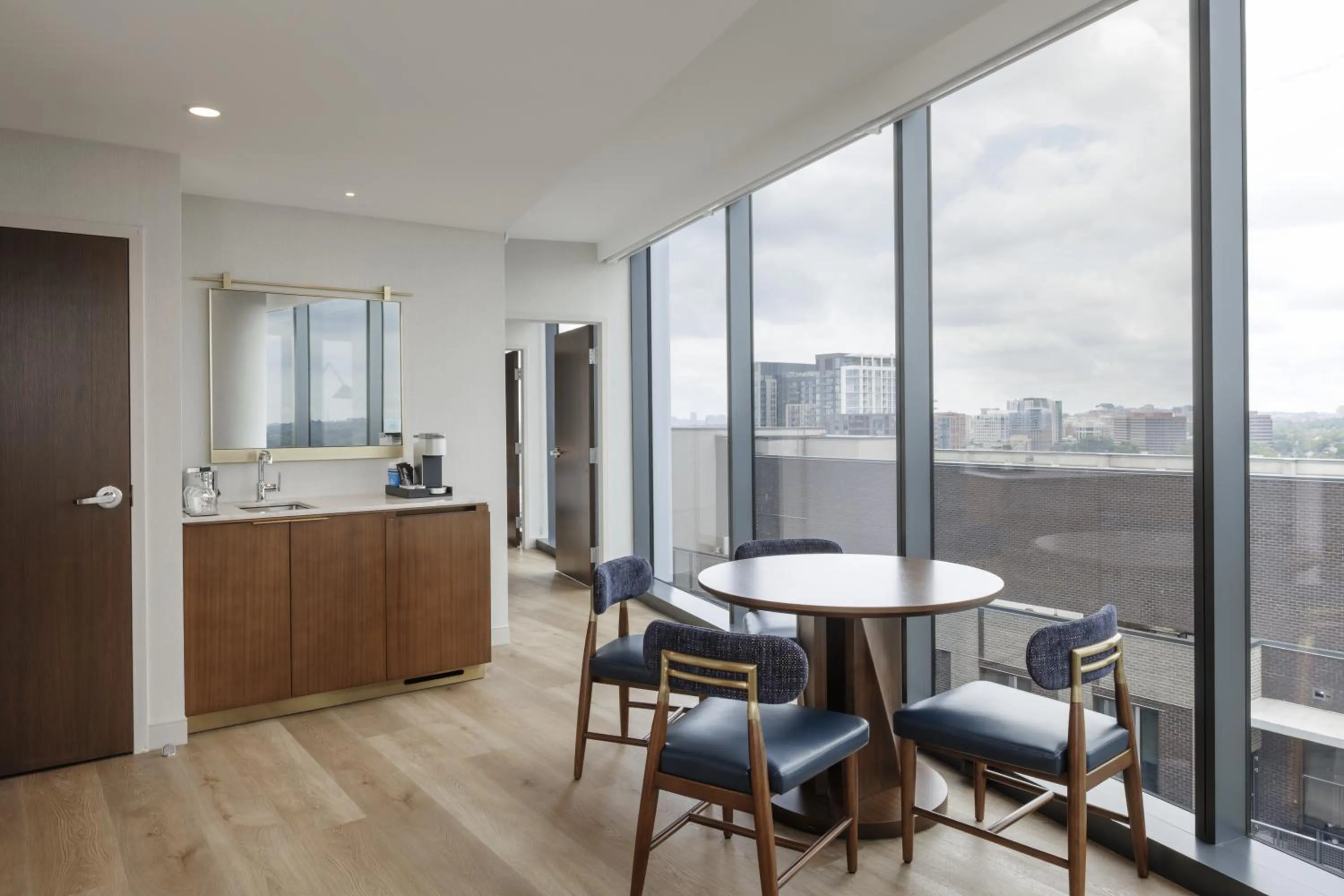 Living room in Hilton Arlington Rosslyn The Key