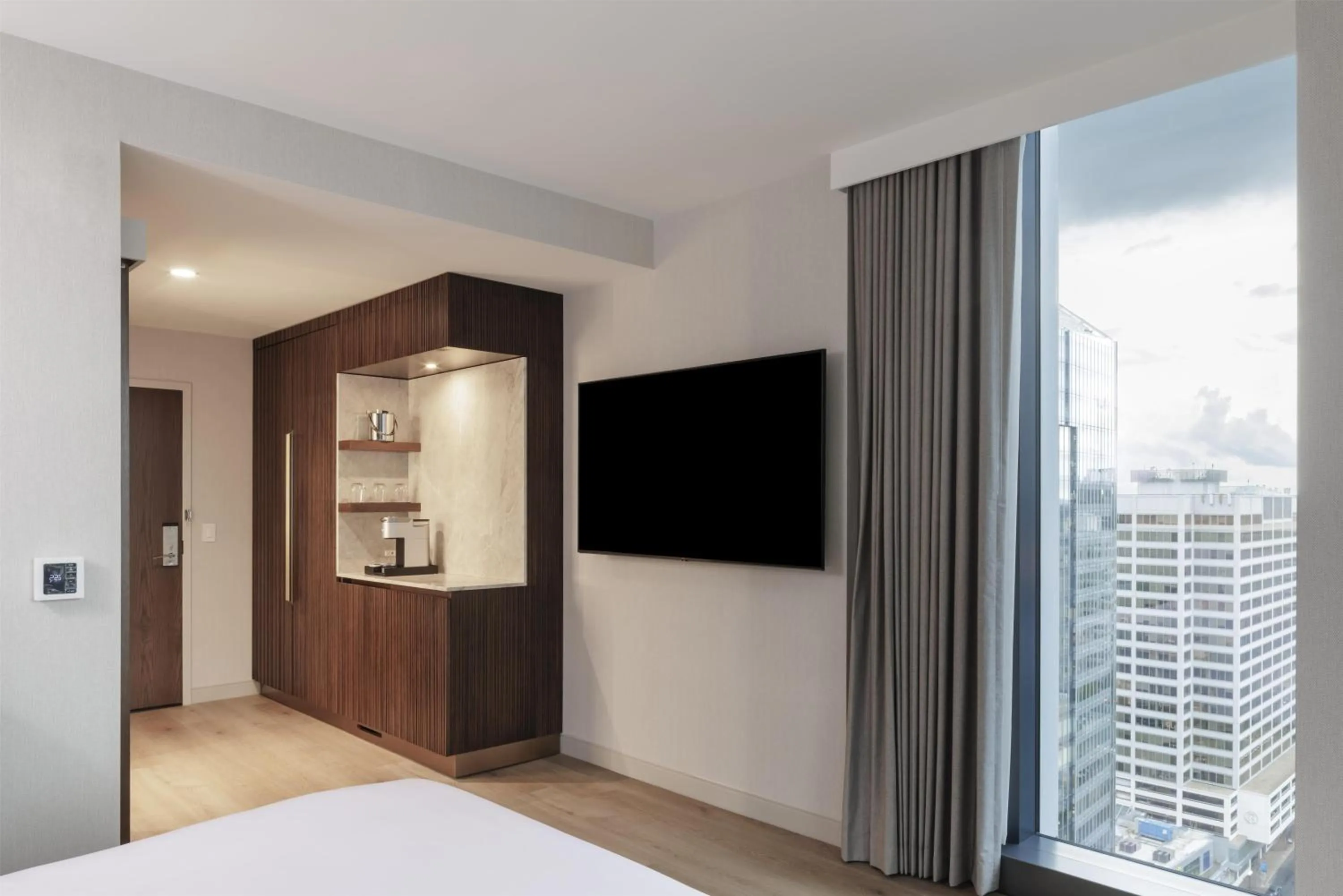 Living room, Bed in Hilton Arlington Rosslyn The Key