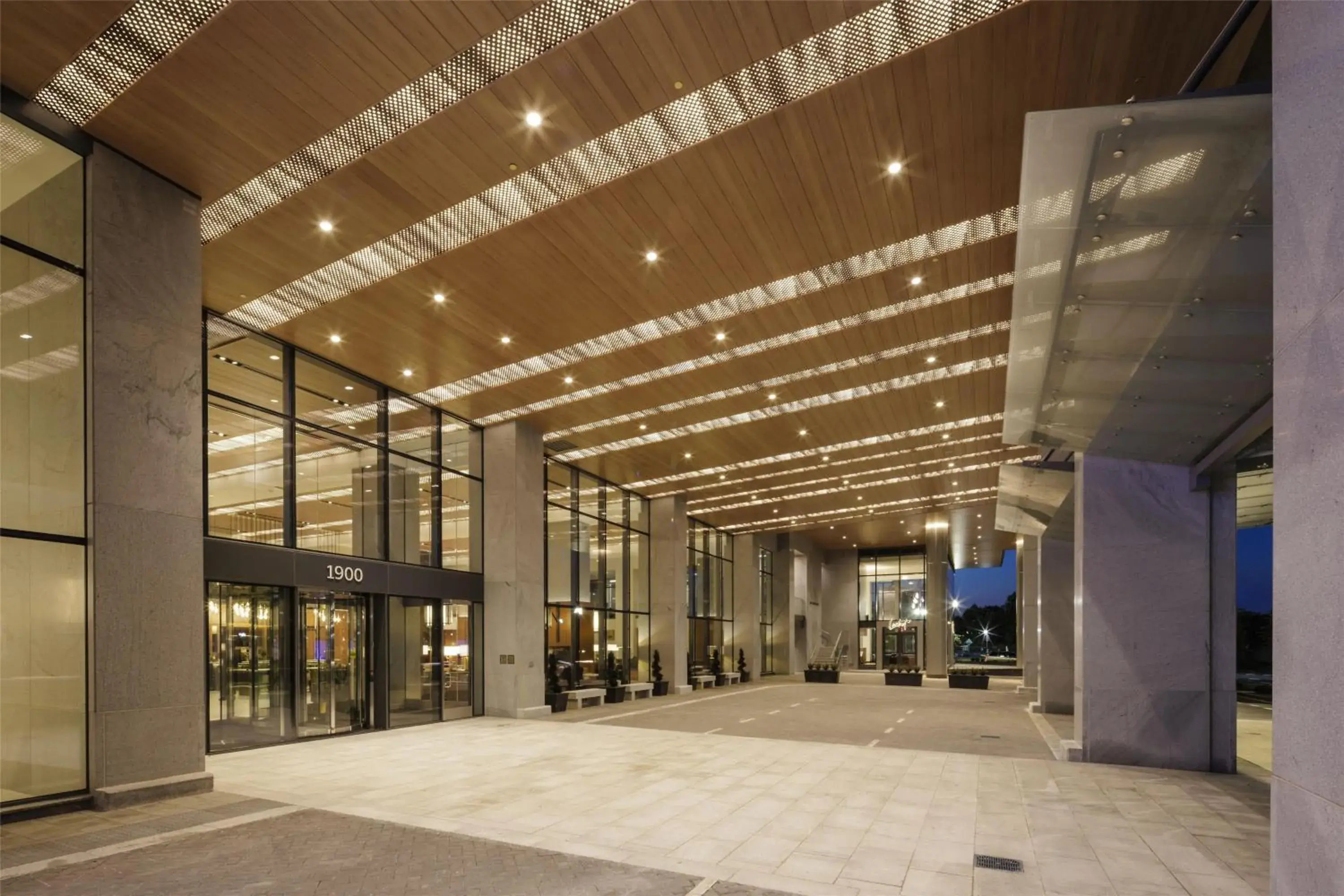 Property building in Hilton Arlington Rosslyn The Key Property building in Hilton Arlington Rosslyn The Key