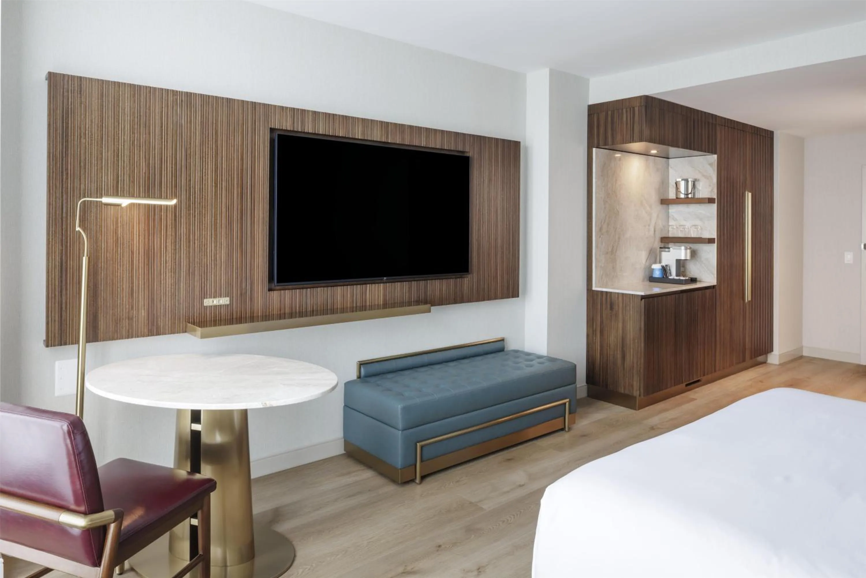 Living room, Bed in Hilton Arlington Rosslyn The Key