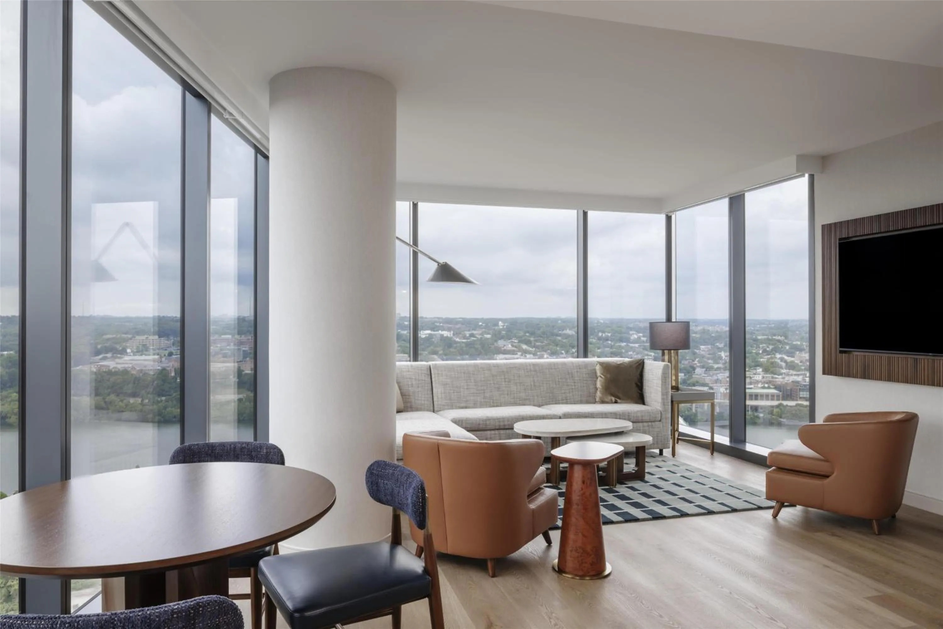 Living room in Hilton Arlington Rosslyn The Key
