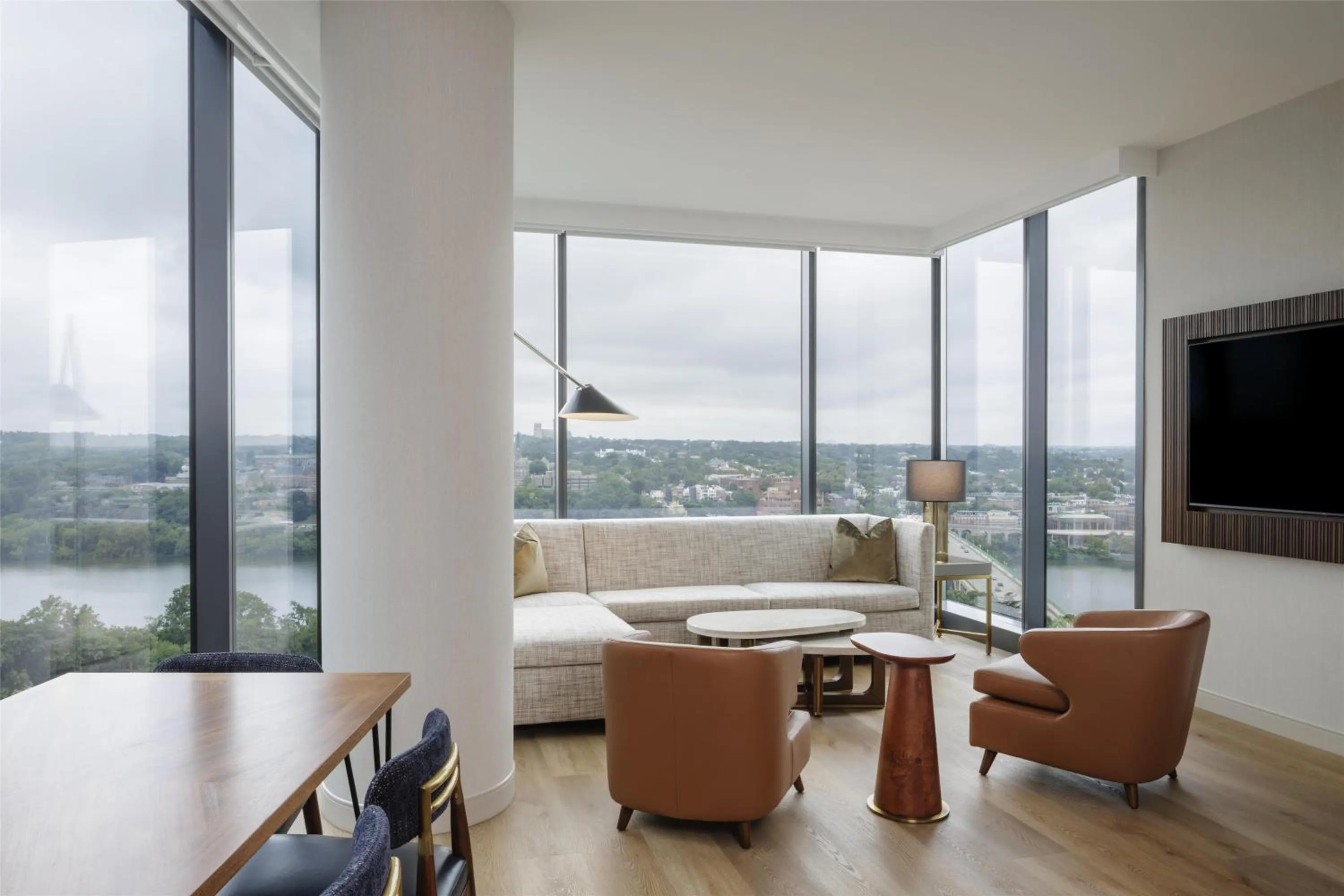 Living room in Hilton Arlington Rosslyn The Key