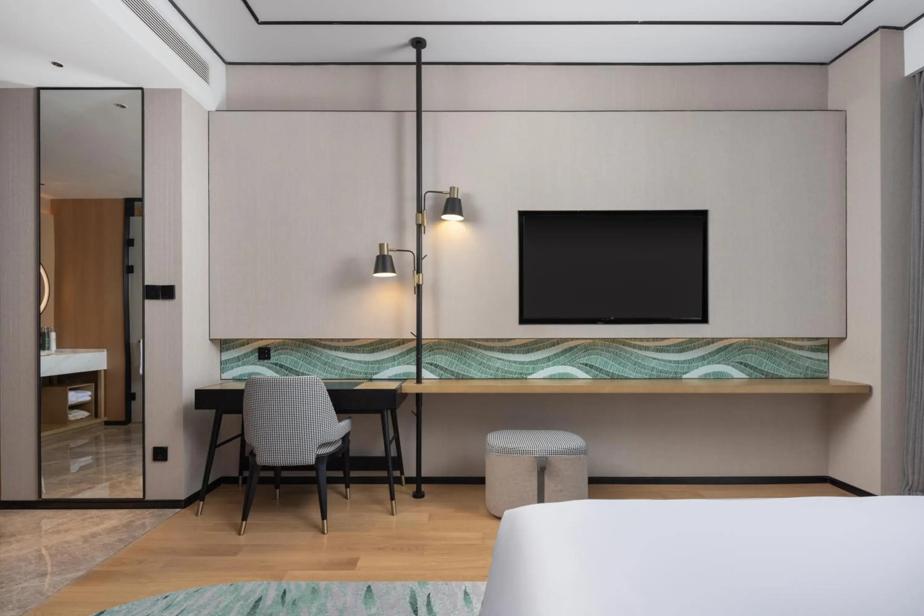 TV and multimedia, Bed in Hilton Garden Inn Shanghai High-Speed East Railway Station TV and multimedia, Bed in Hilton Garden Inn Shanghai High-Speed East Railway Station