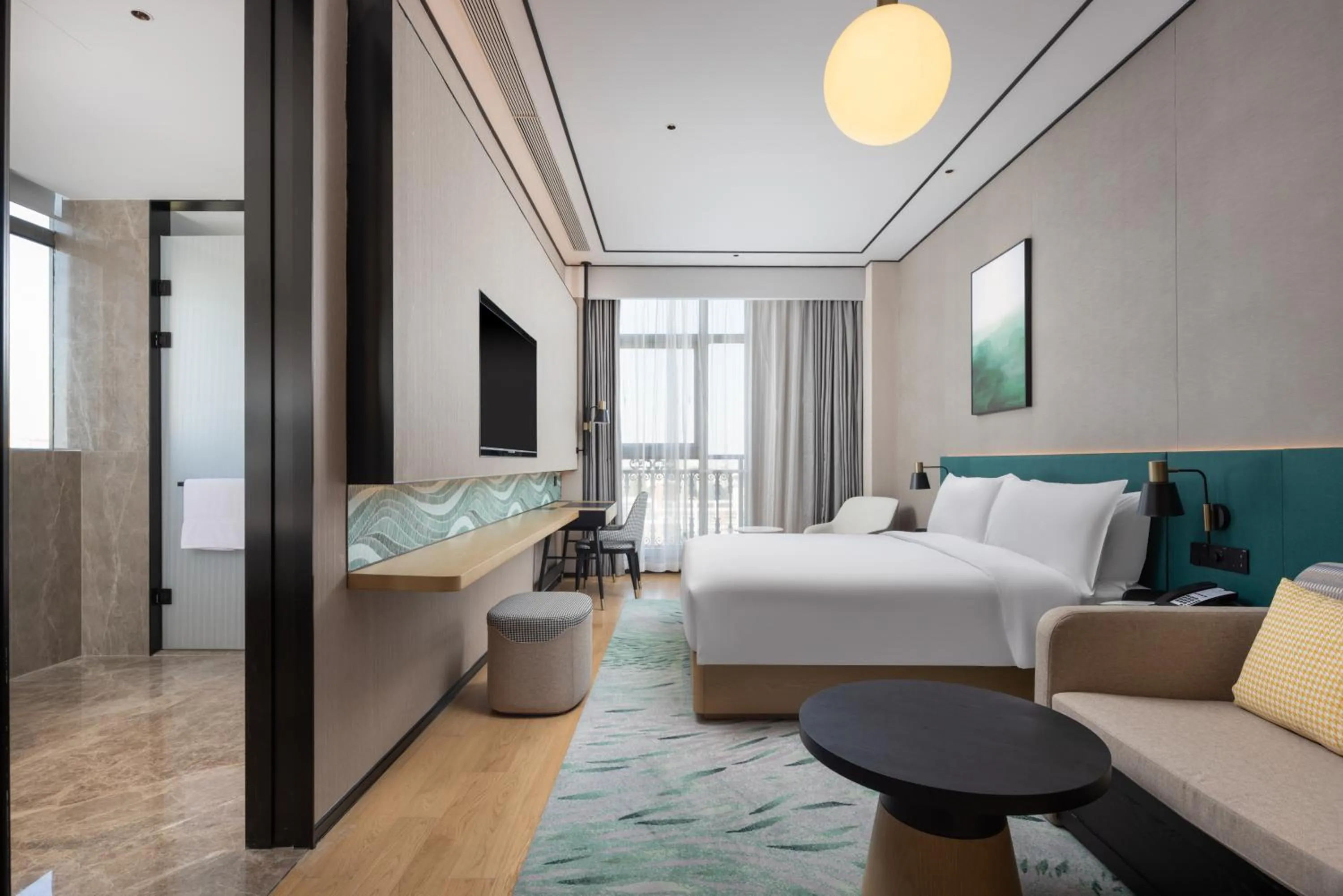 Photo of the whole room, Bed in Hilton Garden Inn Shanghai High-Speed East Railway Station