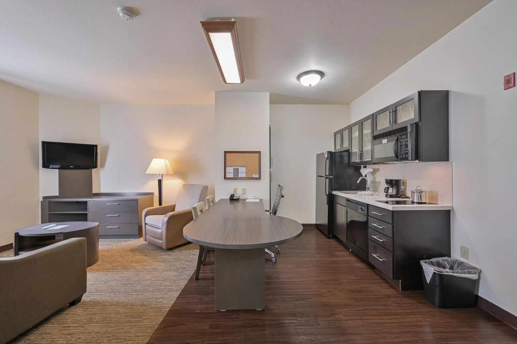 TV and multimedia in Affordable Suites of America Tulsa