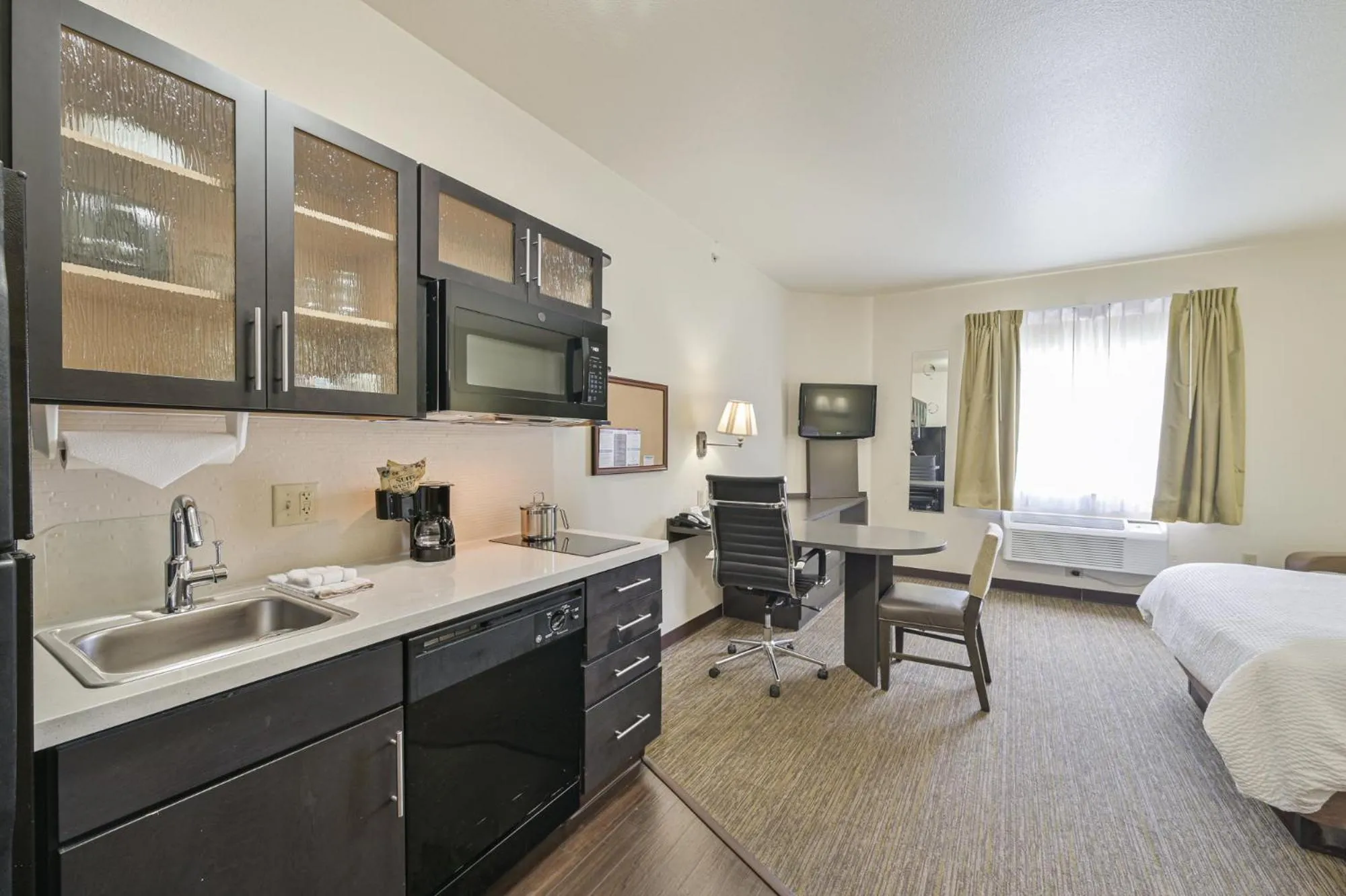 Kitchen or kitchenette, Bed in Affordable Suites of America Tulsa