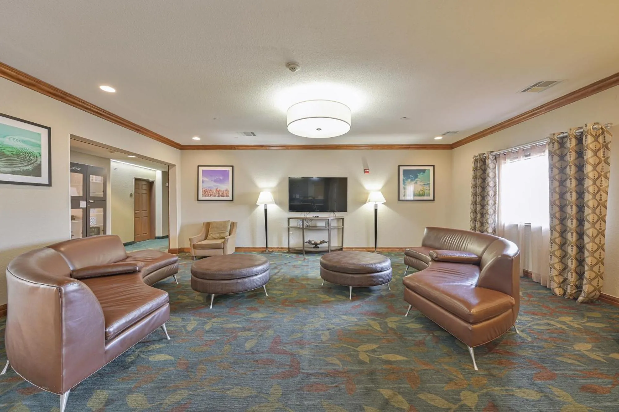 Seating area in Affordable Suites of America Tulsa