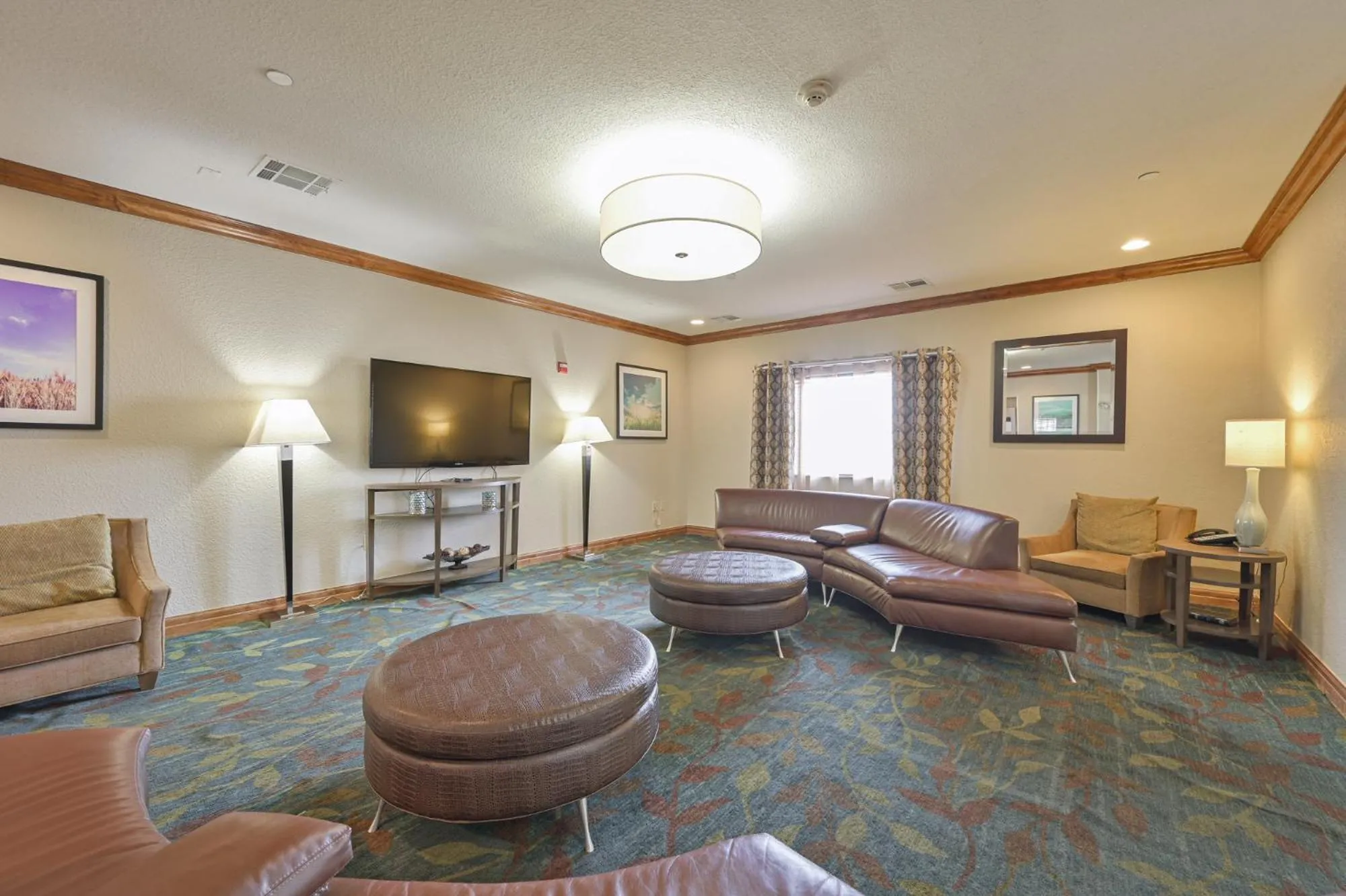 Seating area in Affordable Suites of America Tulsa