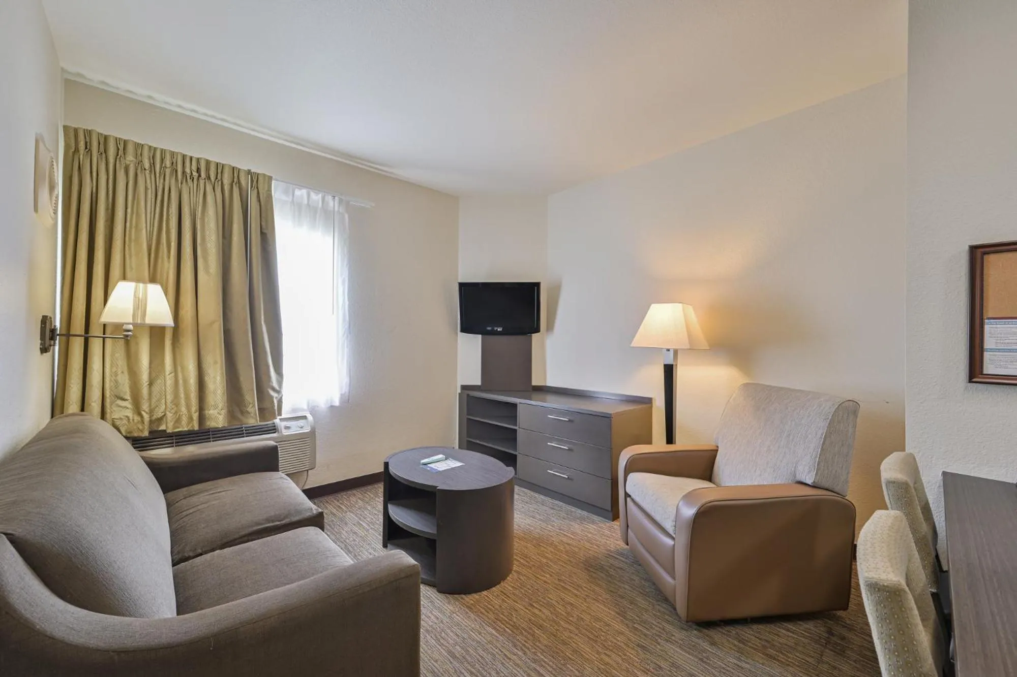 TV and multimedia in Affordable Suites of America Tulsa