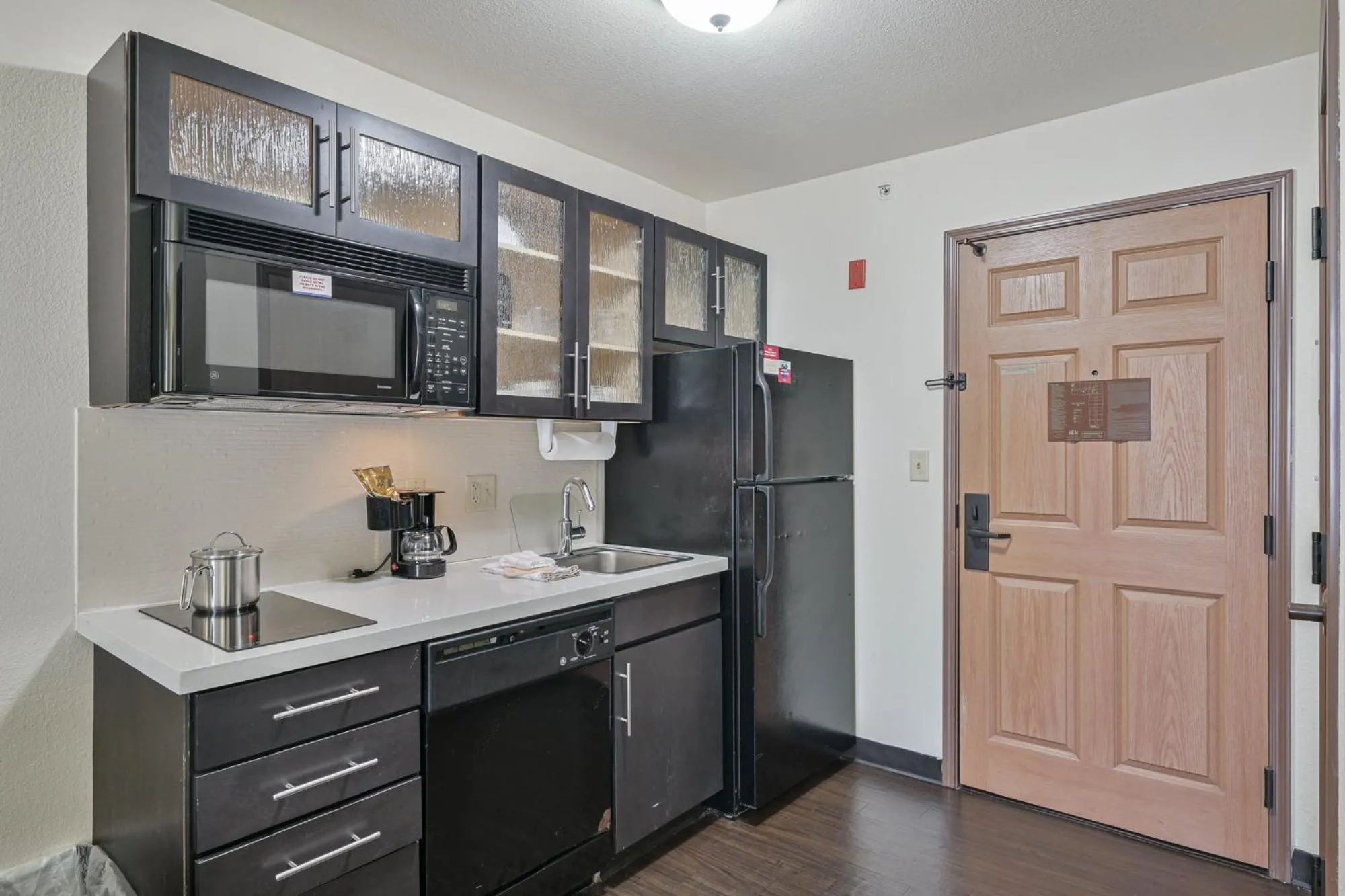 Kitchen or kitchenette in Affordable Suites of America Tulsa