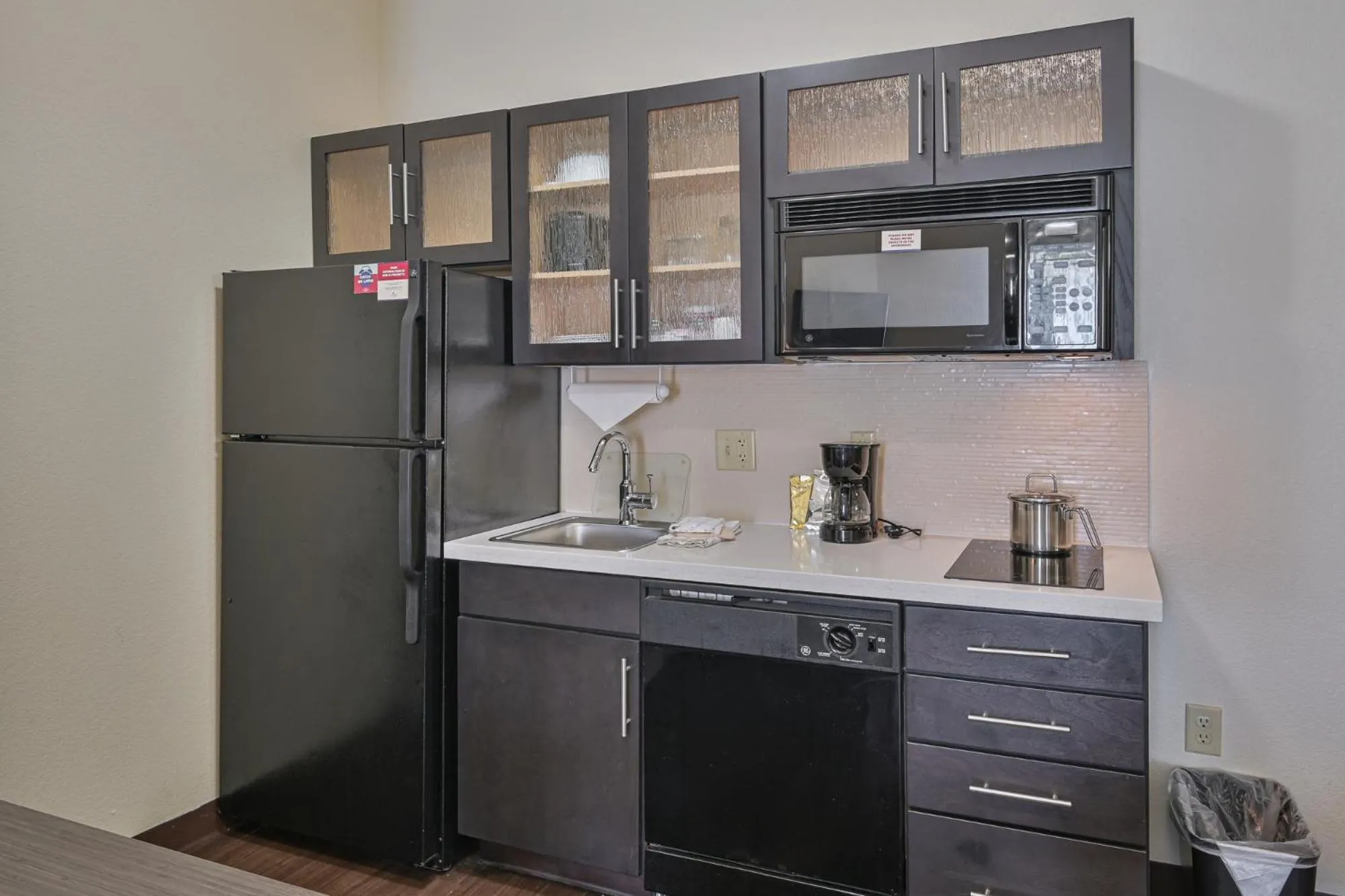 Kitchen or kitchenette in Affordable Suites of America Tulsa