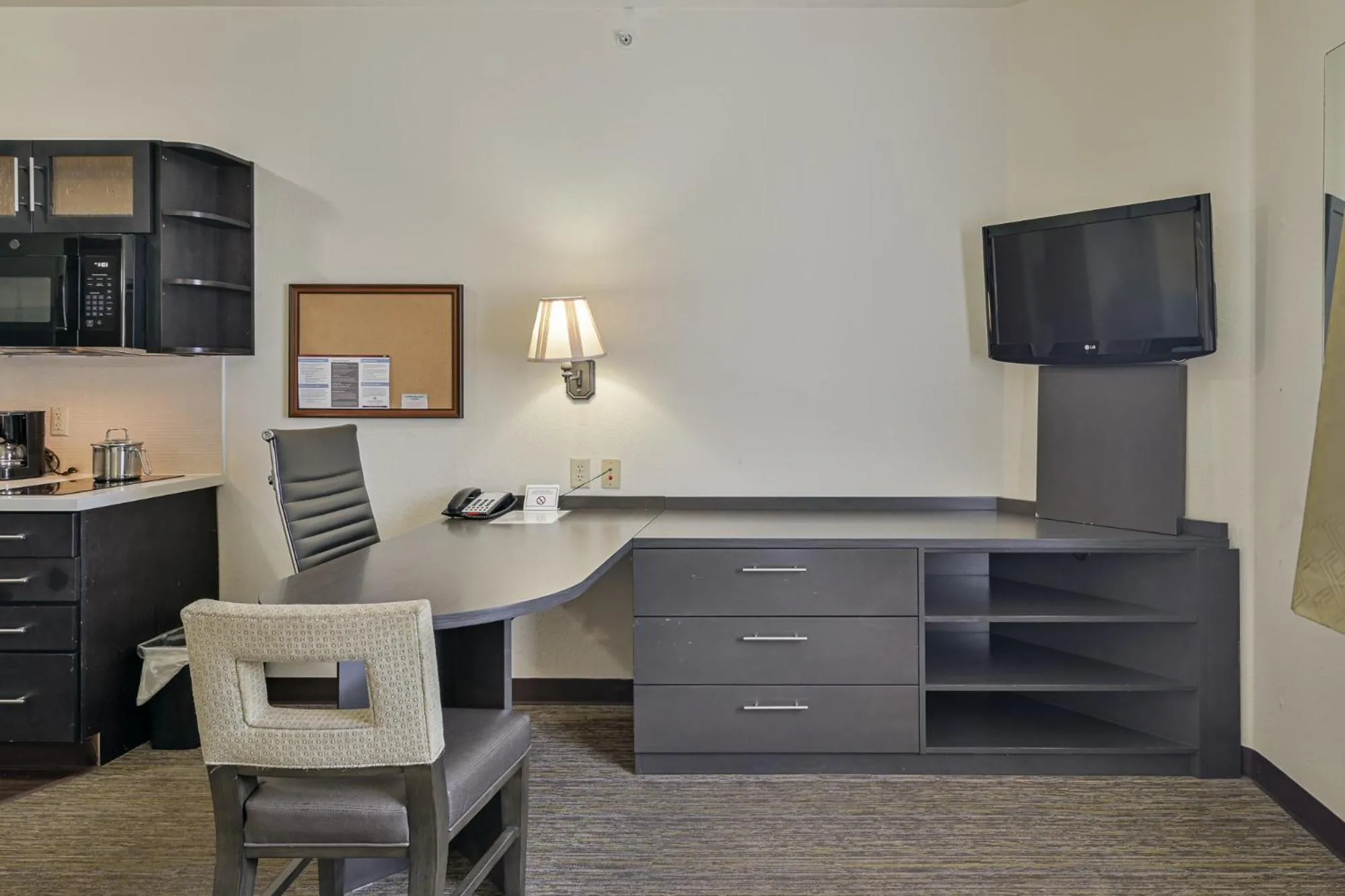 TV and multimedia in Affordable Suites of America Tulsa