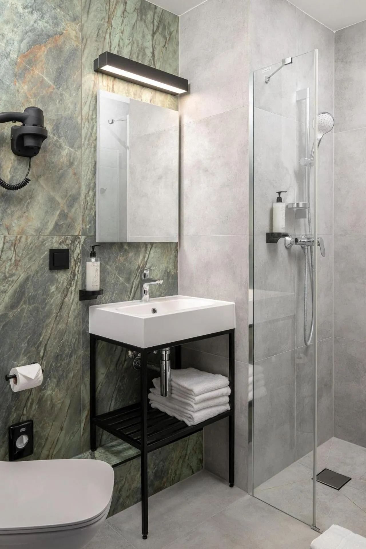 Bathroom in B&B HOTEL Leszno