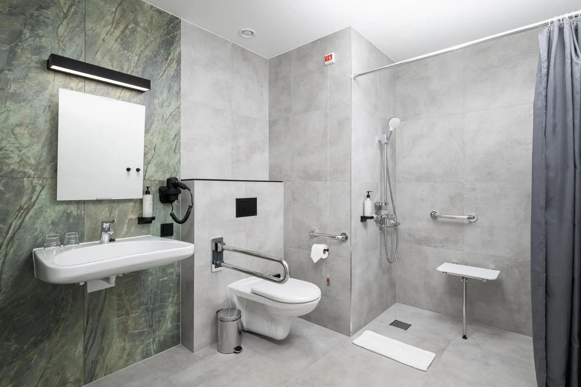 Bathroom in B&B HOTEL Leszno