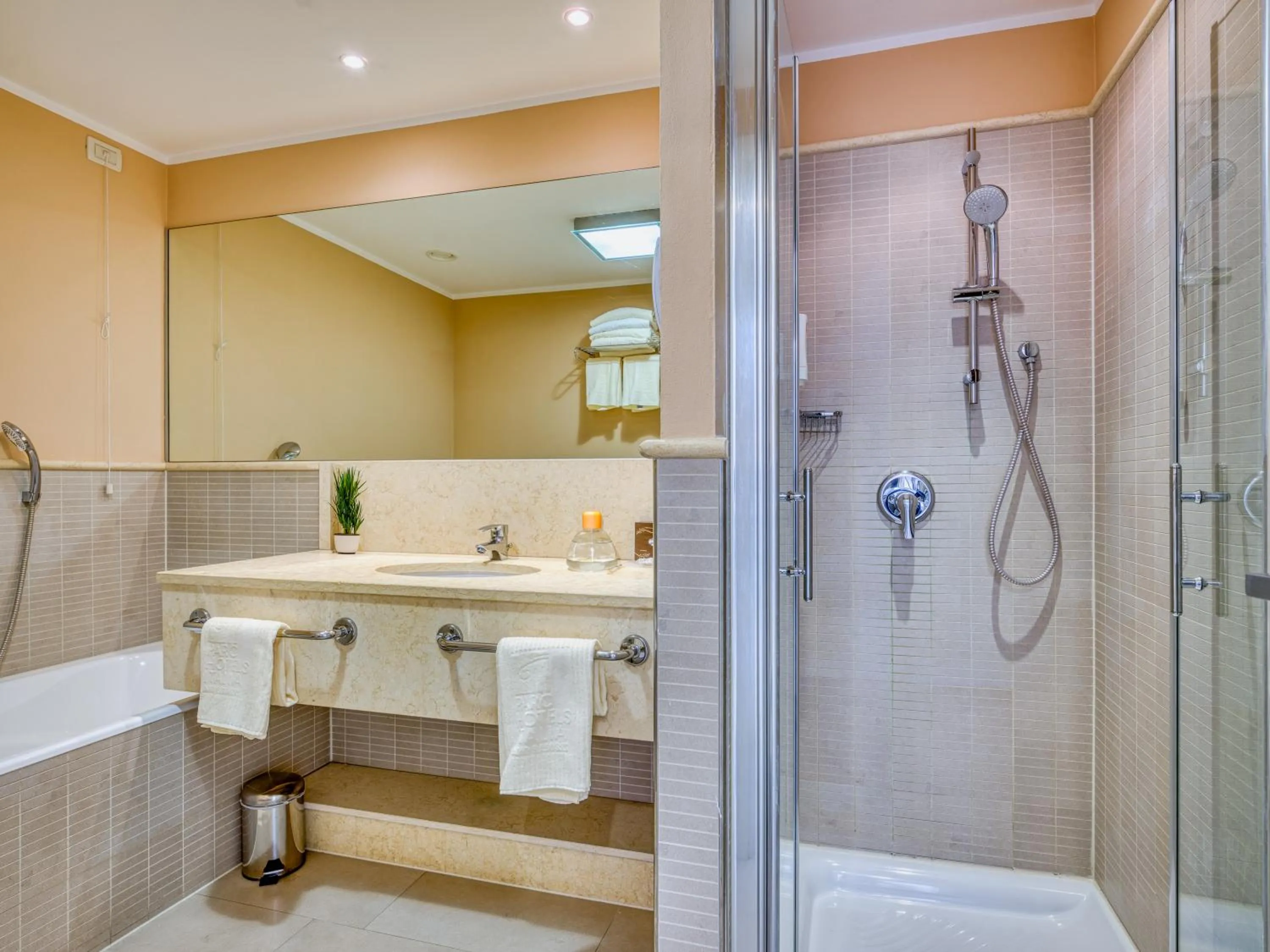 Shower in Parc Hotel Germano Suites & Apartments