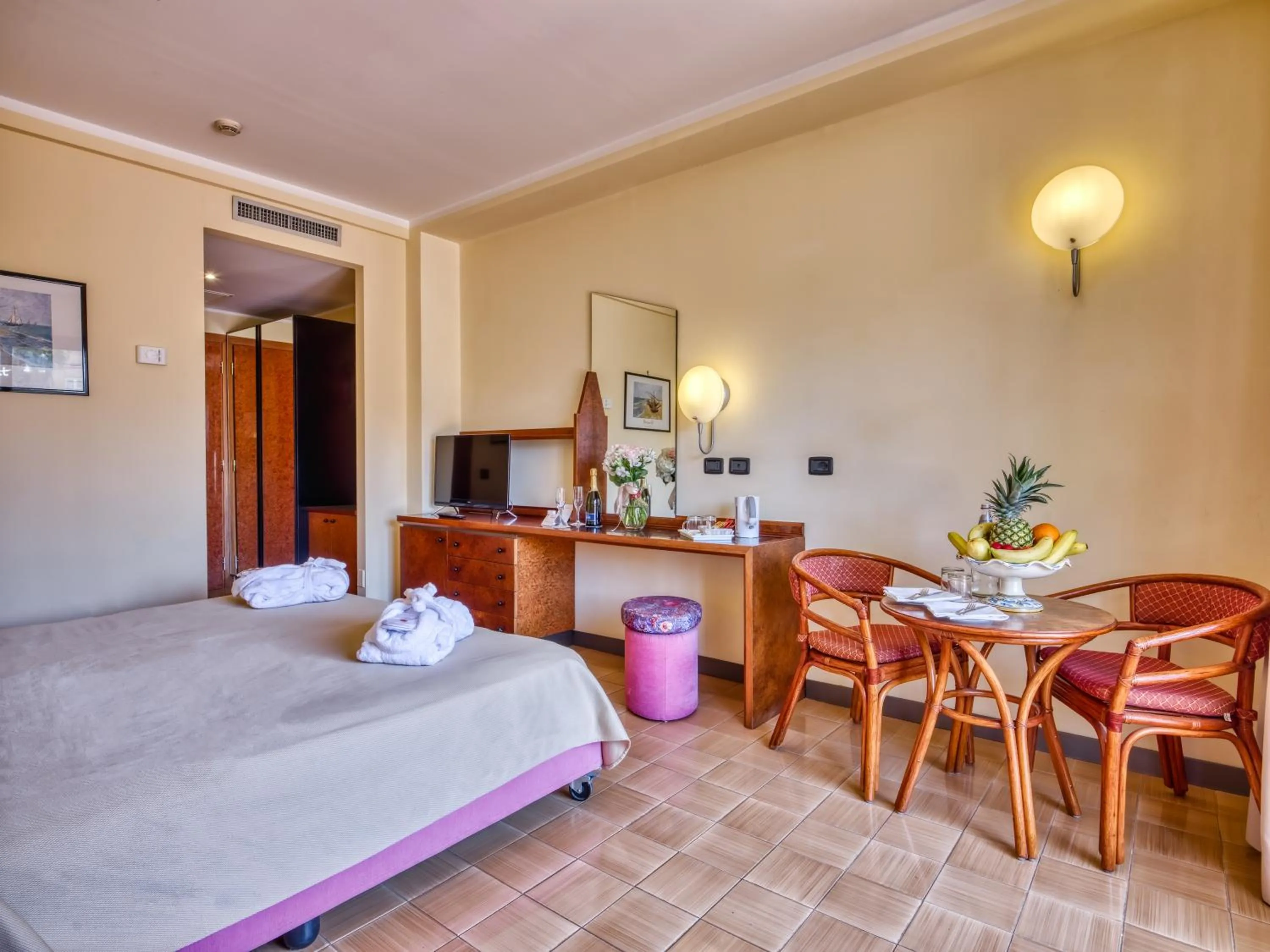 Bedroom, Bed in Hotel Caesar Palace