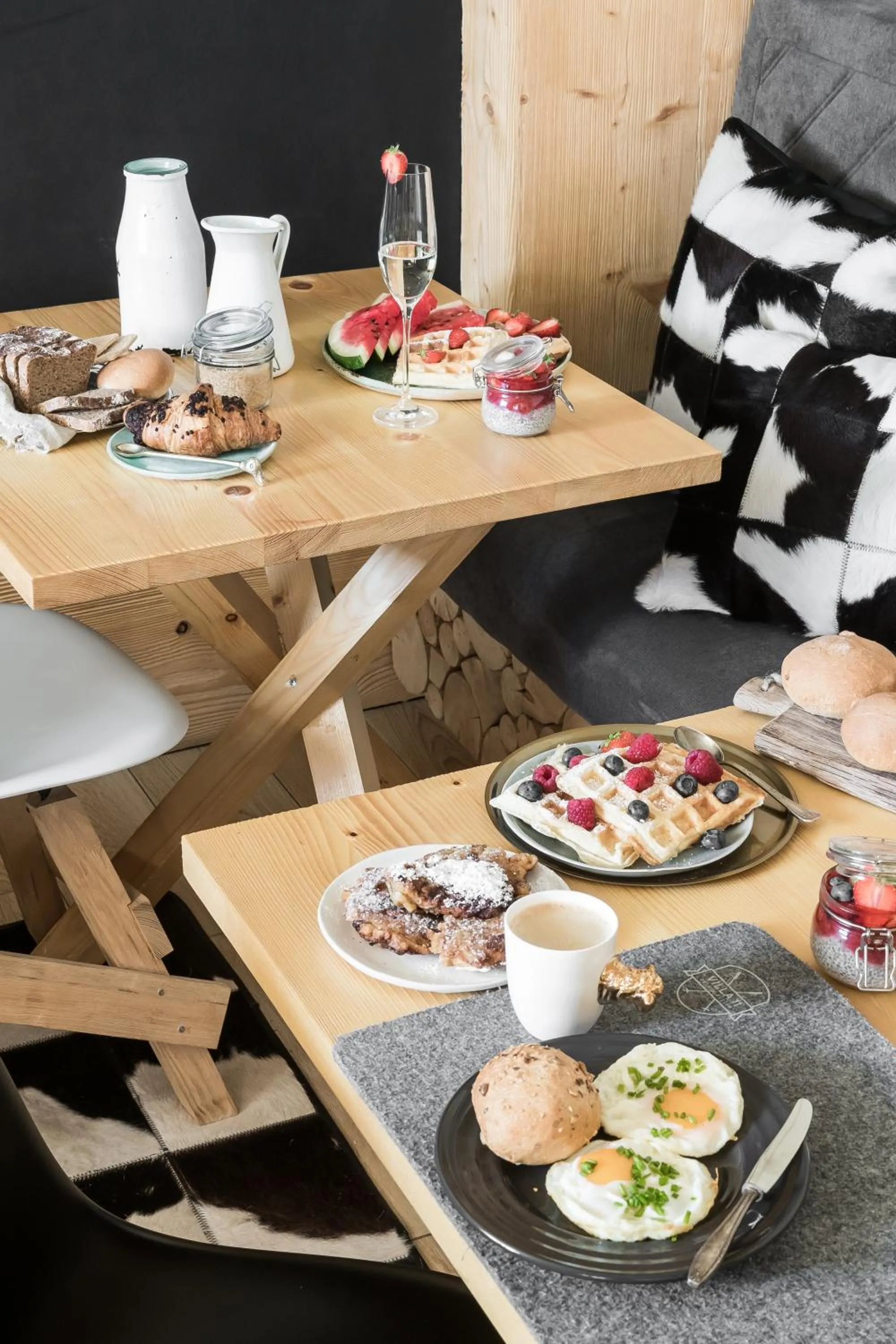 Food and drinks in Villa 11 Folk & Design